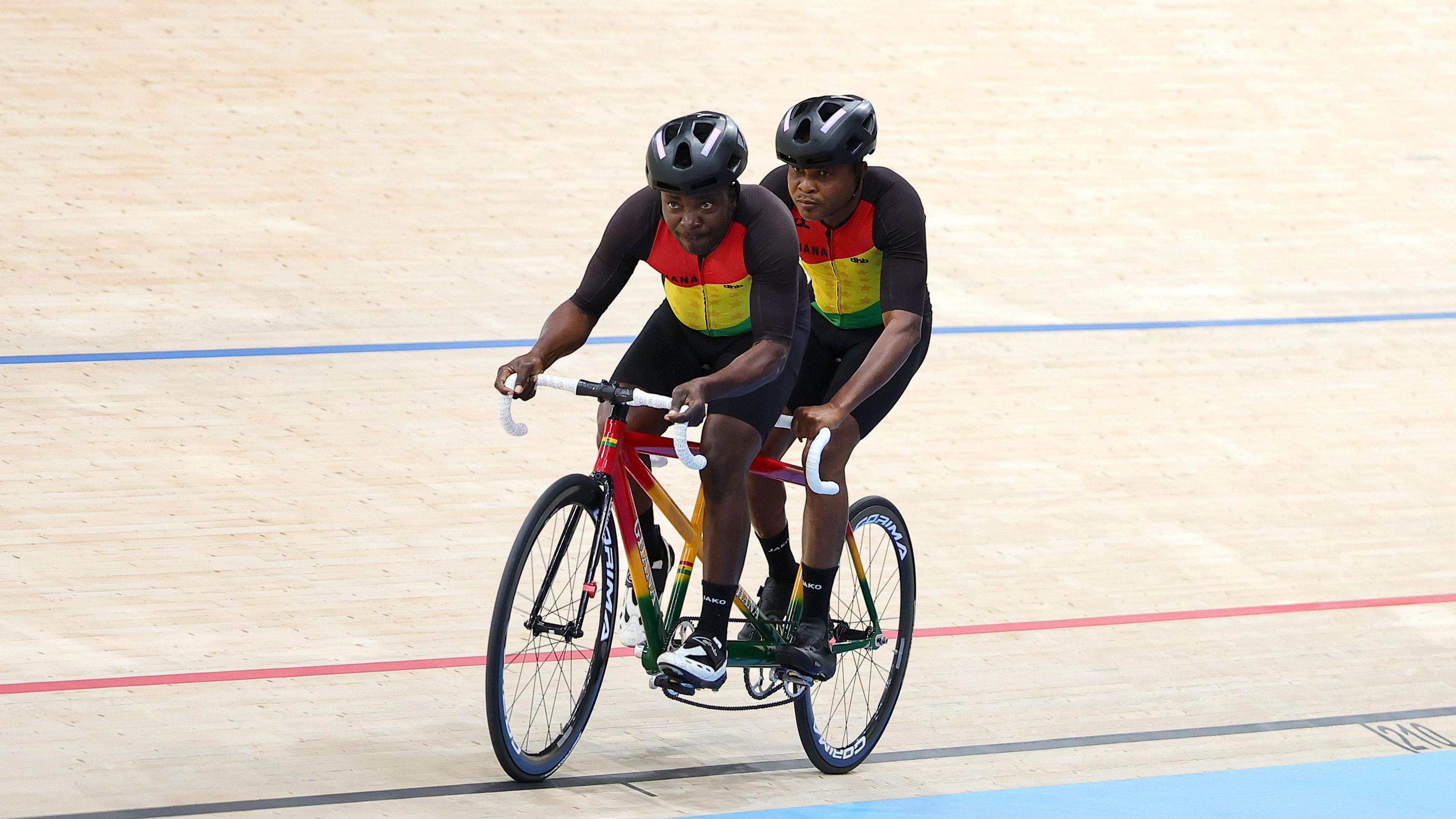 Frederick Assor and pilot Rudolf Mensah of Ghana compete during the Men's B 4000m Individual Pursuit Qualifying at Paris 2024