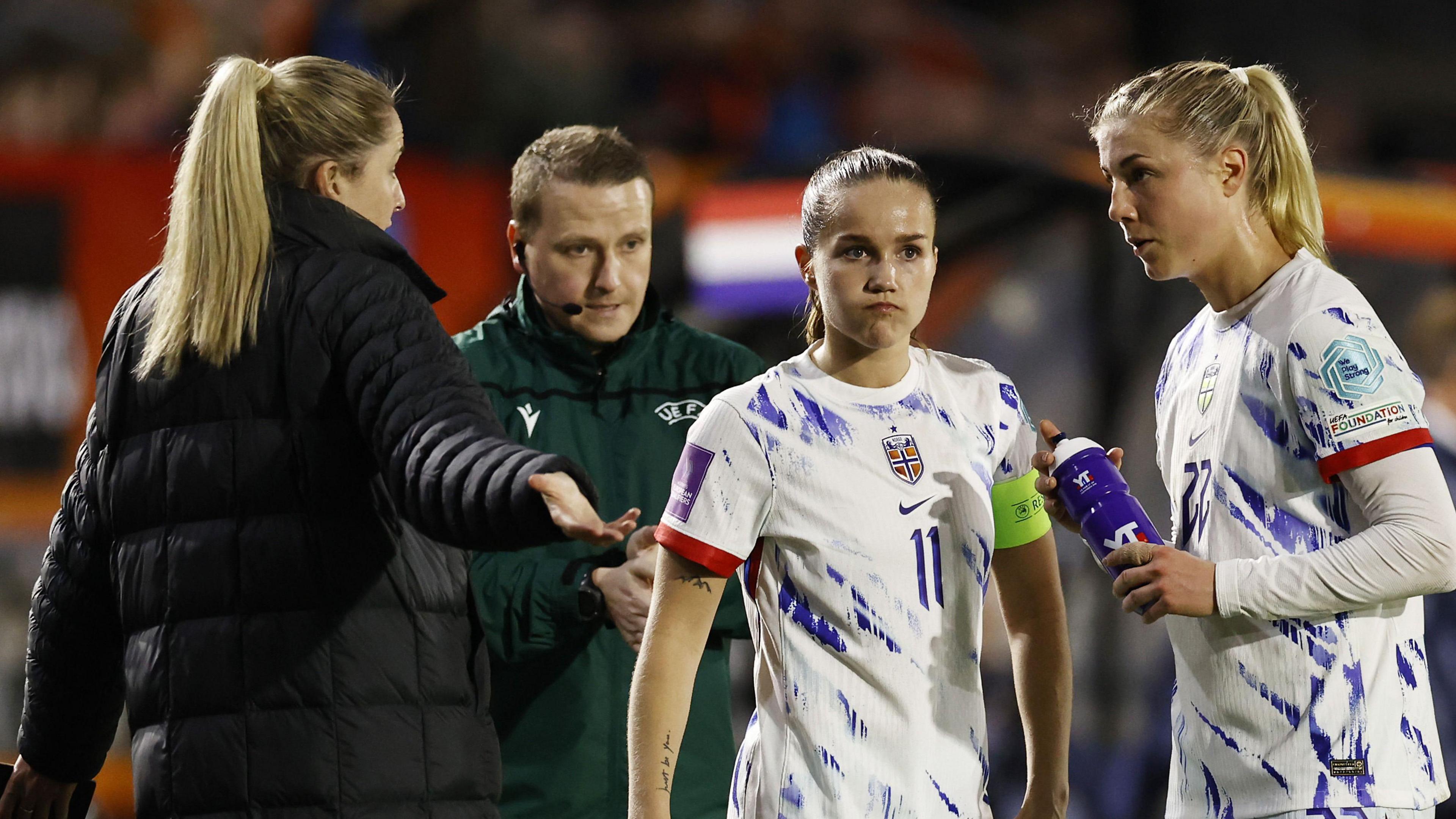 Norway women coach Gemma Grainger, Guro Reiten of Norway women, Sophie Haug 