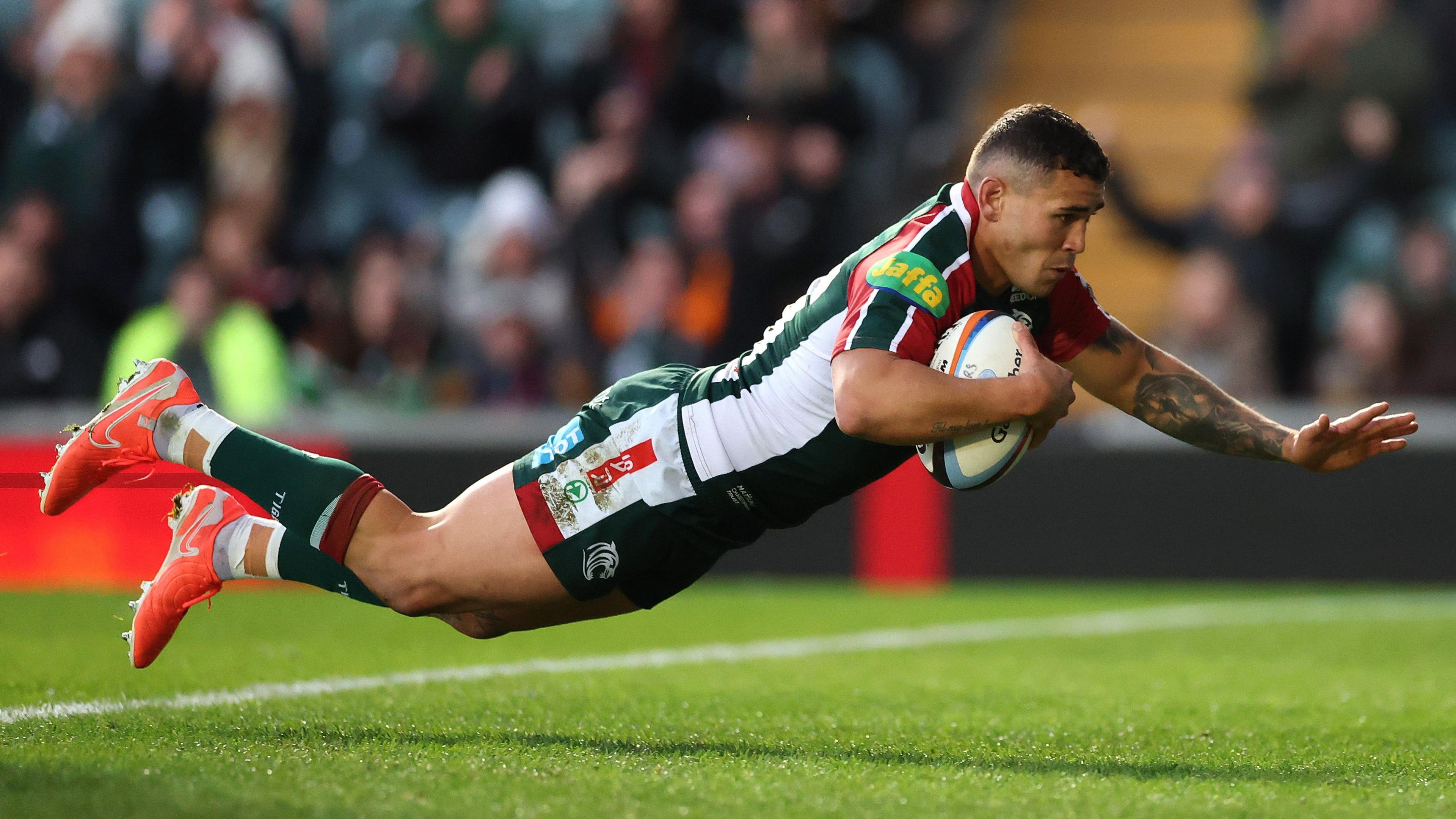 Leicester Tigers player Izaia Parese scoring a try