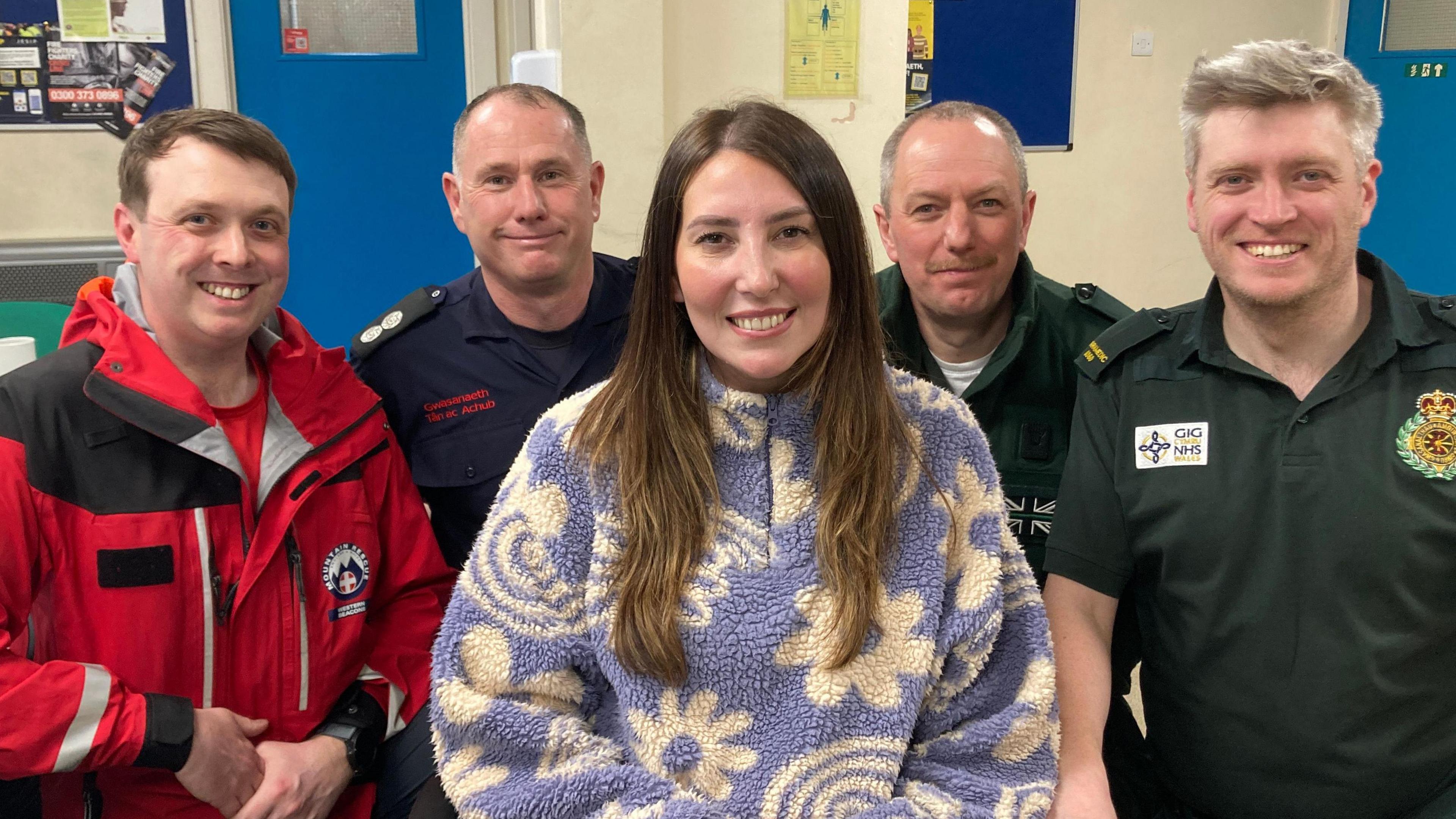 Llun Leah gydag aelodau o'r timau achub oedd wedi ei helpu