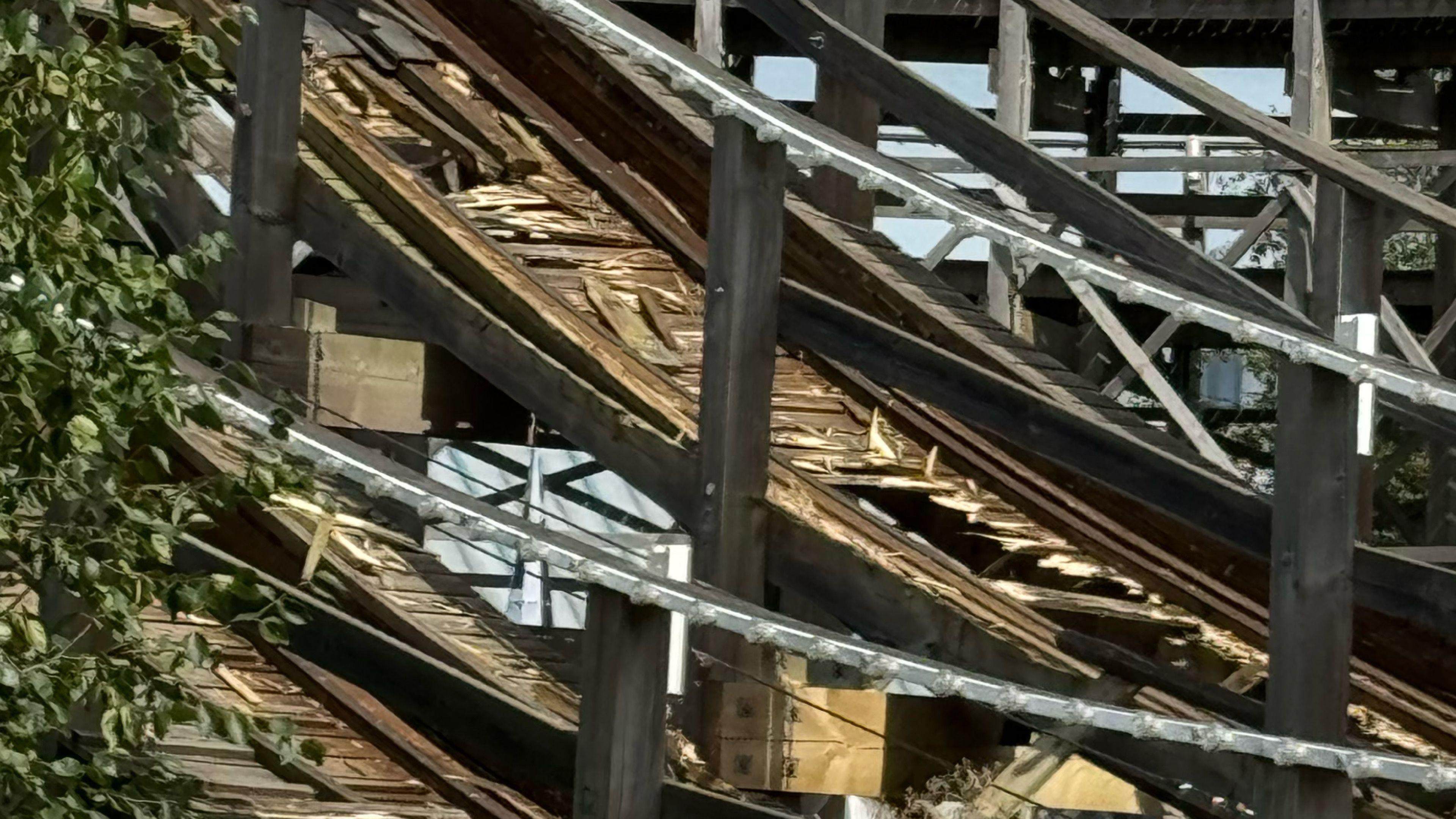 A picture showing the broken wooden planks on the rail of the ride