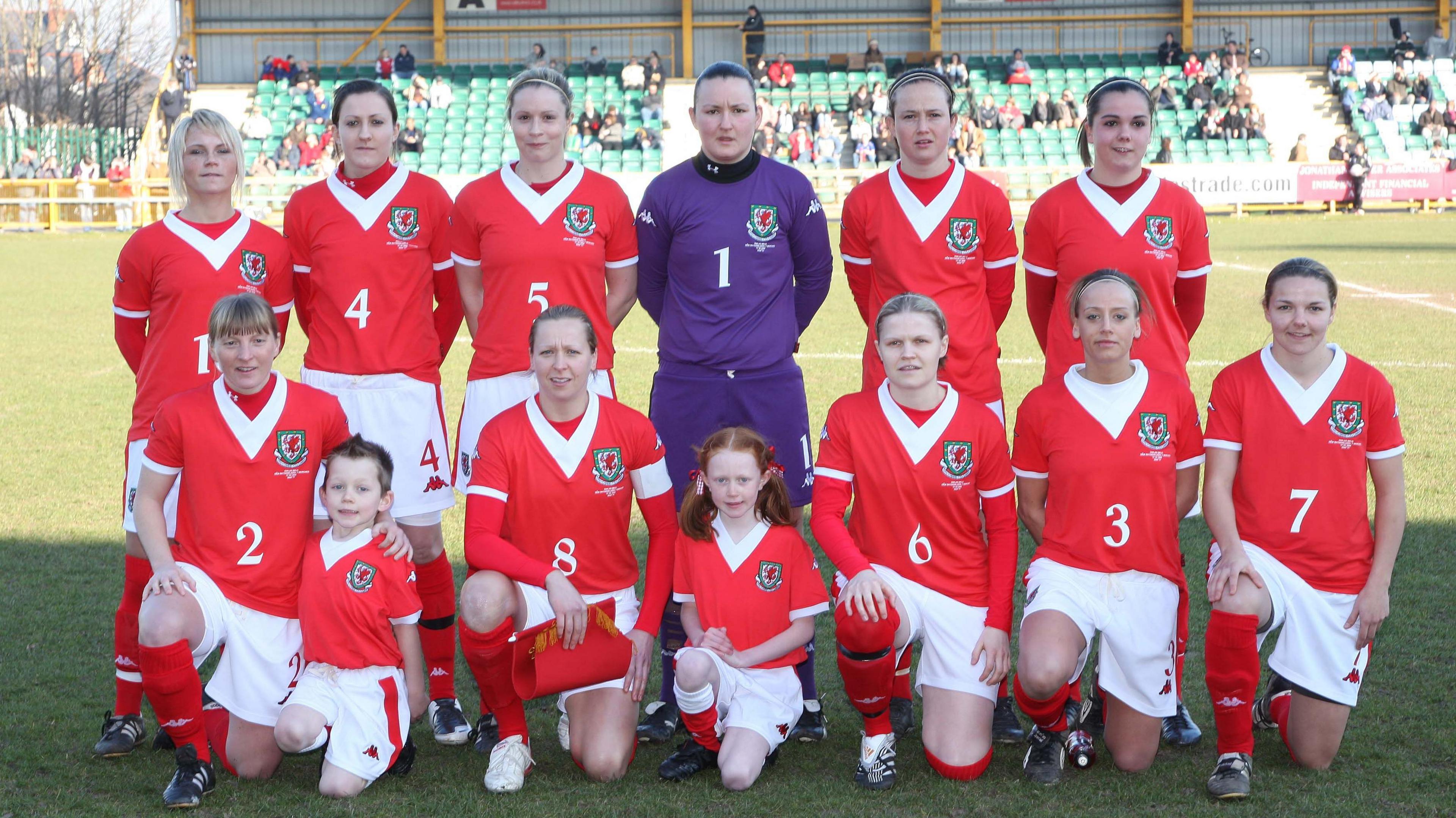Kath Morgan (chwith yn y rhes flaen) cyn gêm Cymru yn erbyn Gwlad Belg yn 2008