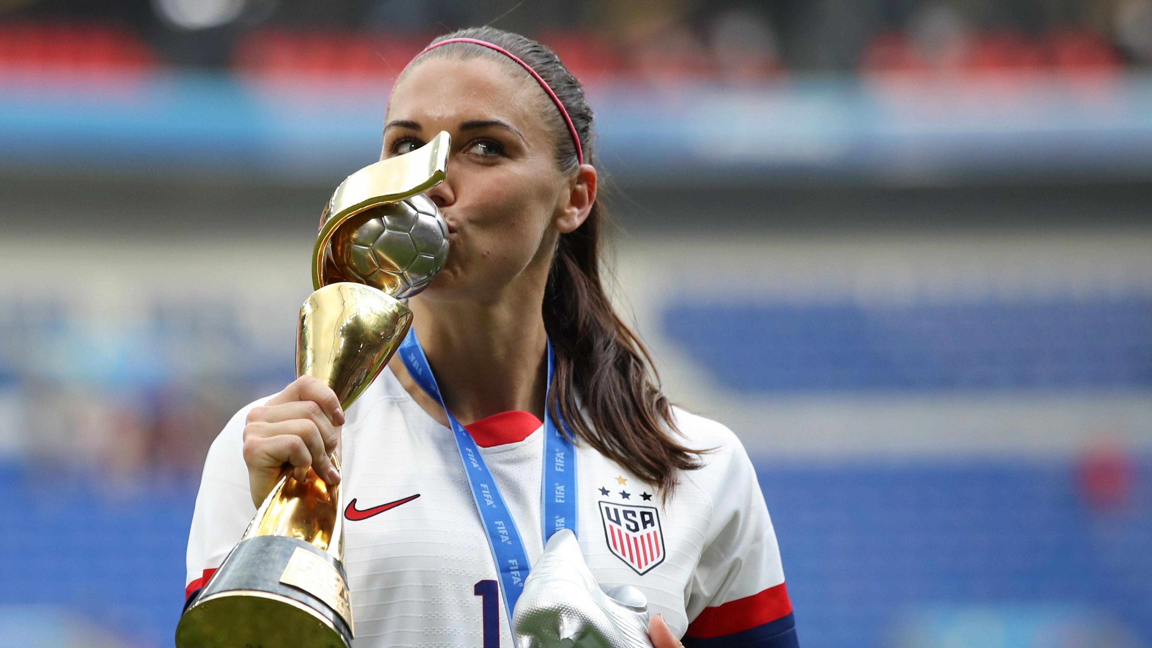 Alex Morgan kisses the World Cup trophy