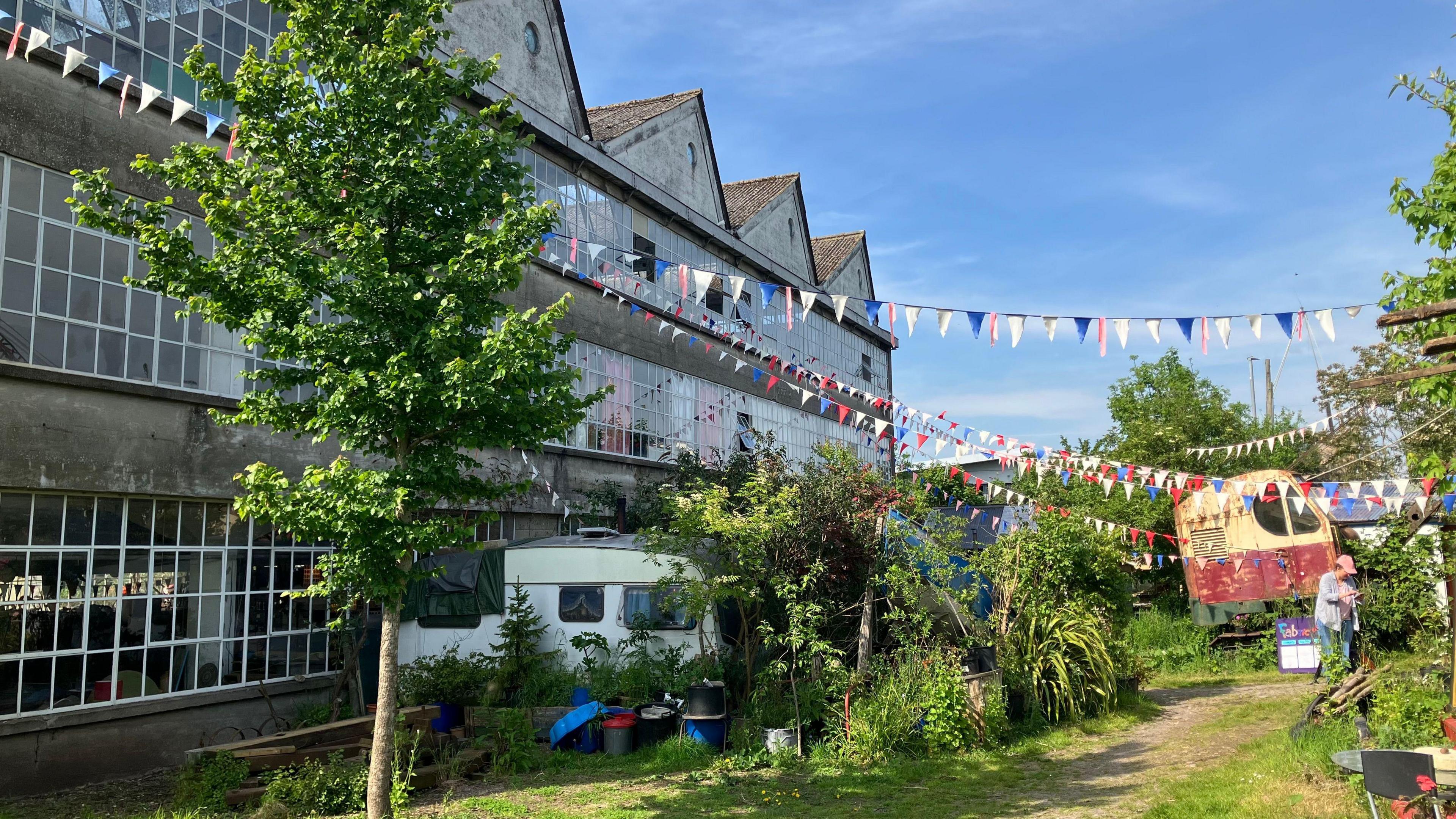 Zigzag building with caravans