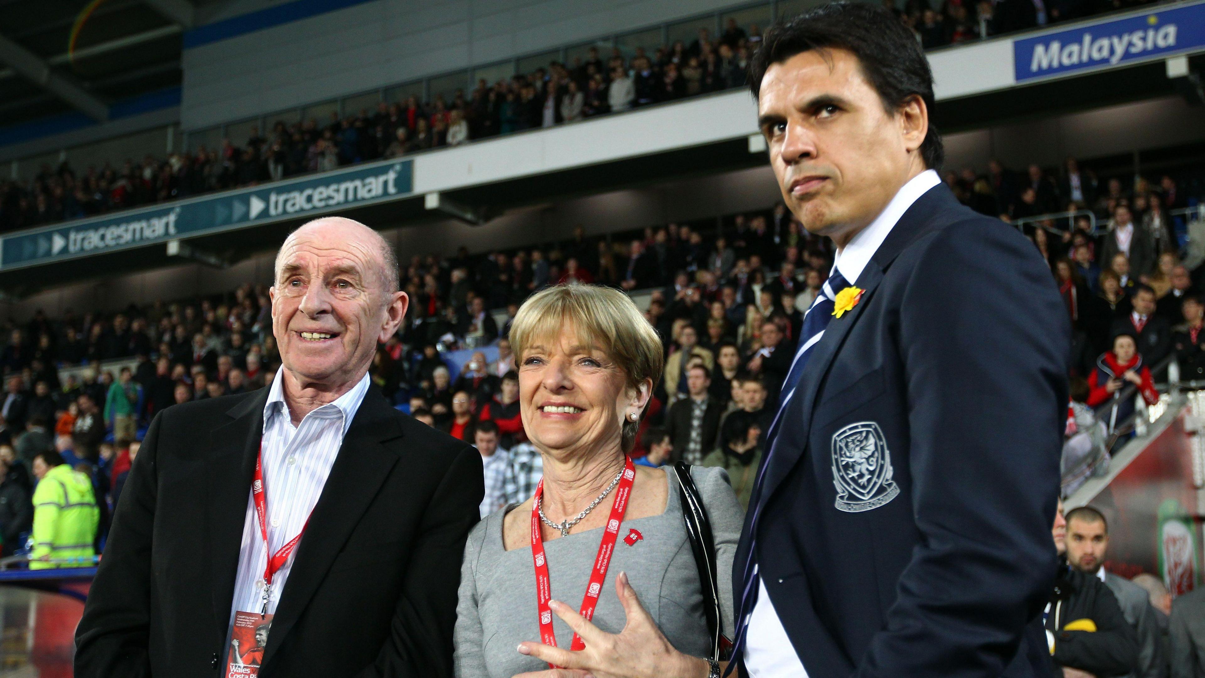 Rhieni Gary Speed gyda Chris Coleman cyn gêm goffa ryngwladol Gary Speed rhwng Cymru a Costa Rica, Chwefror 2012 yng Nghaerdydd