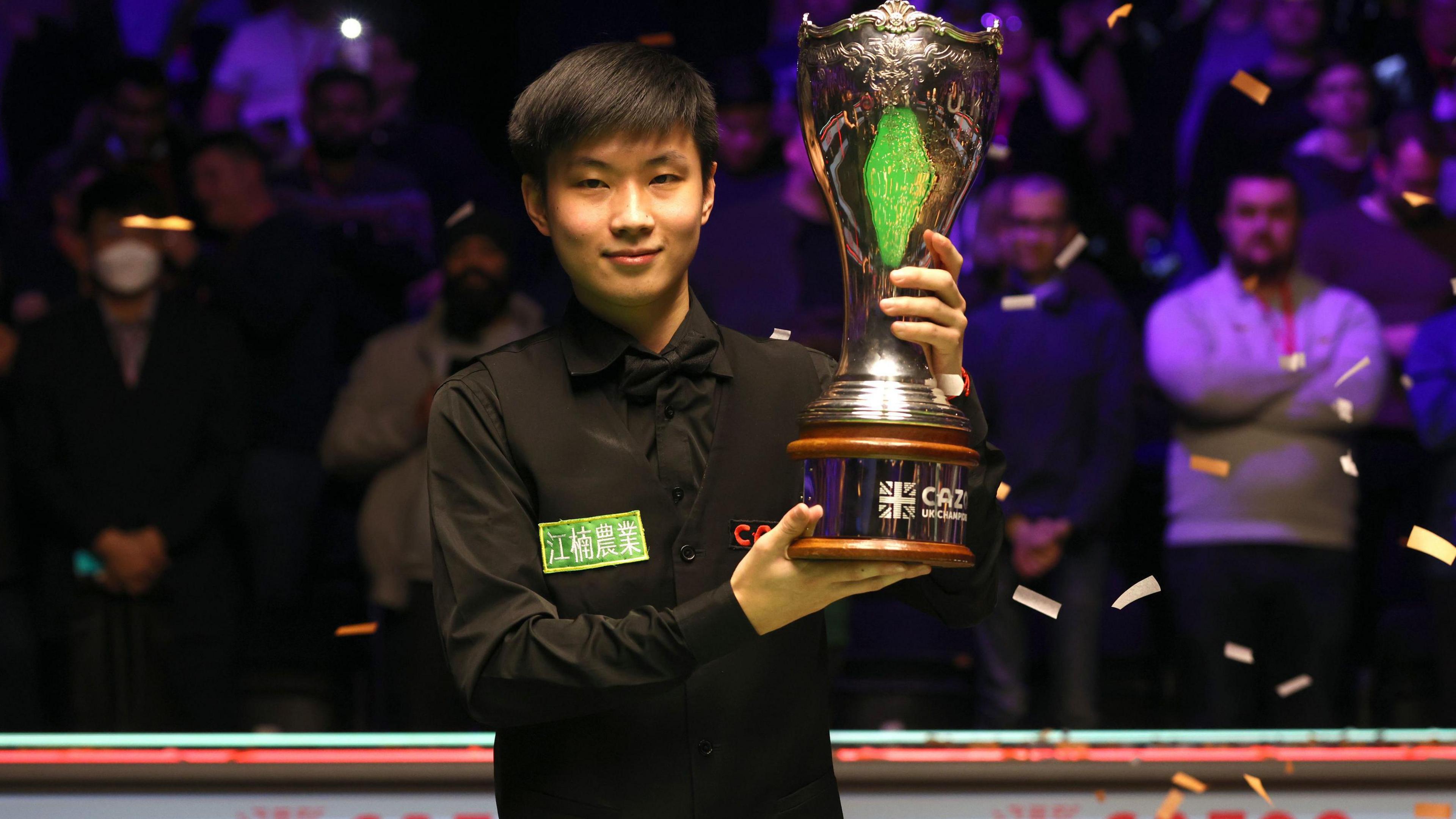 Zhao Xintong with the UK Championship trophy