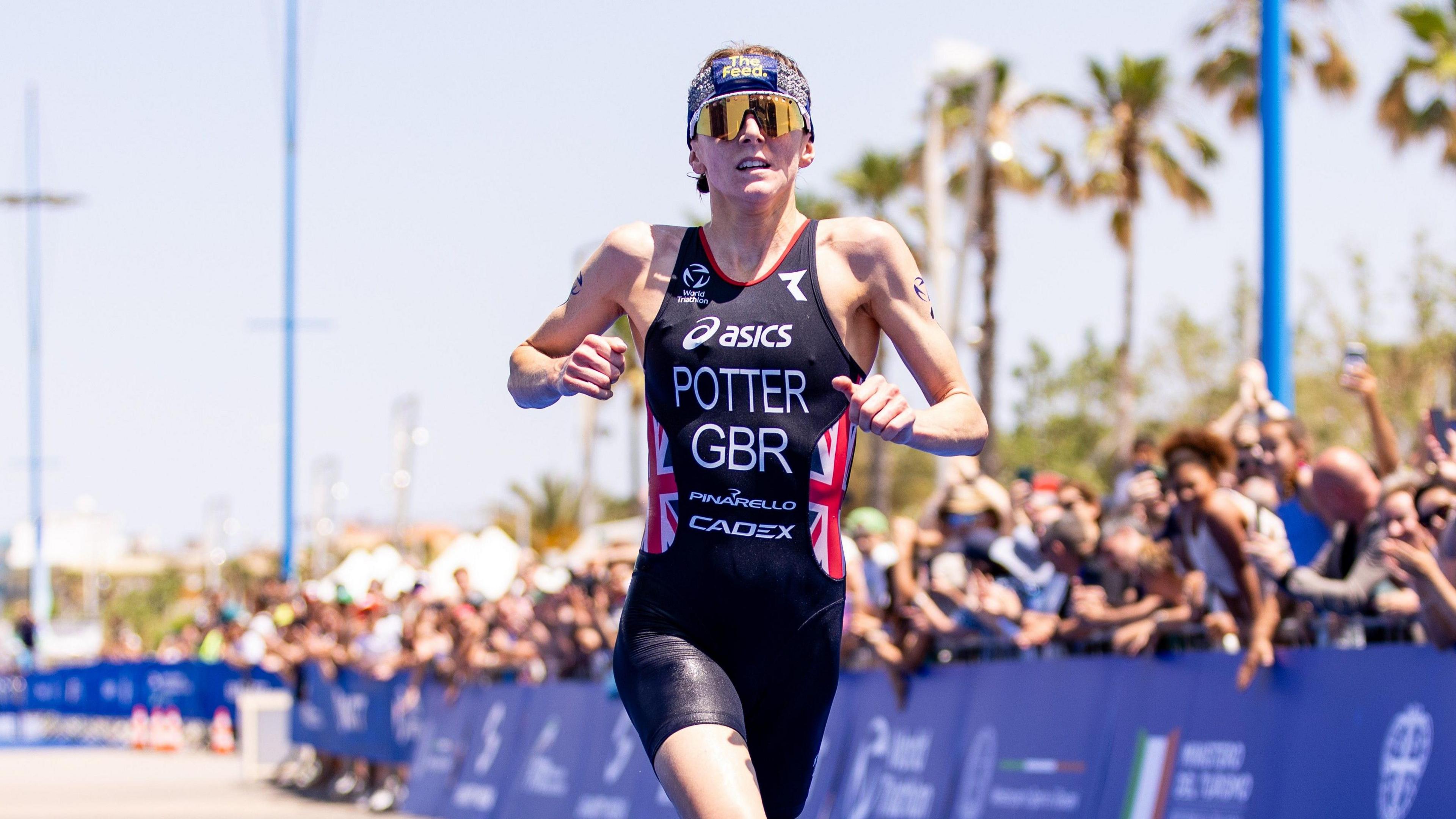 Beth Potter crosses the finish line in Alghero