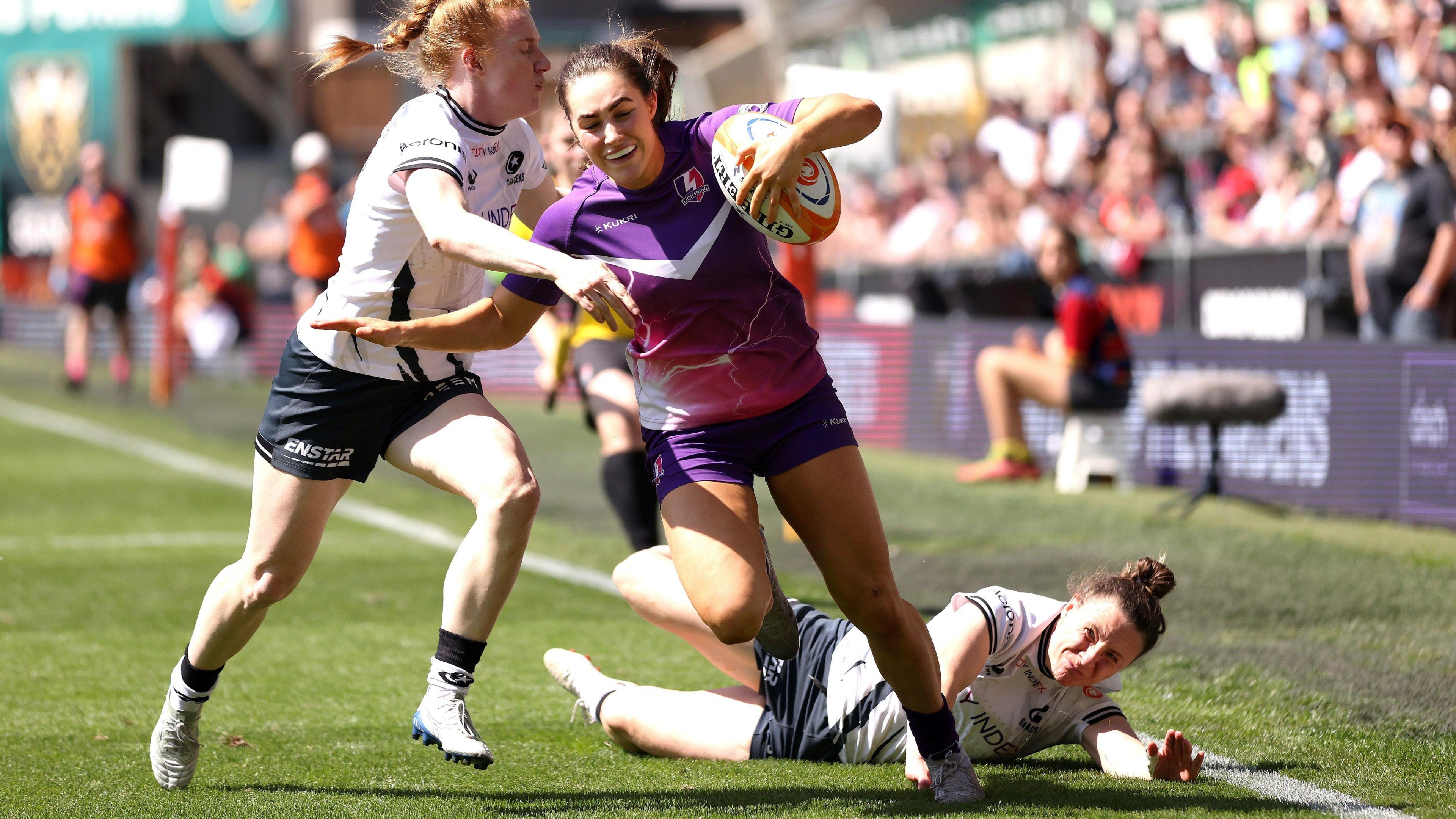 Bo Westcombe-Evans runs past two Saracens defenders