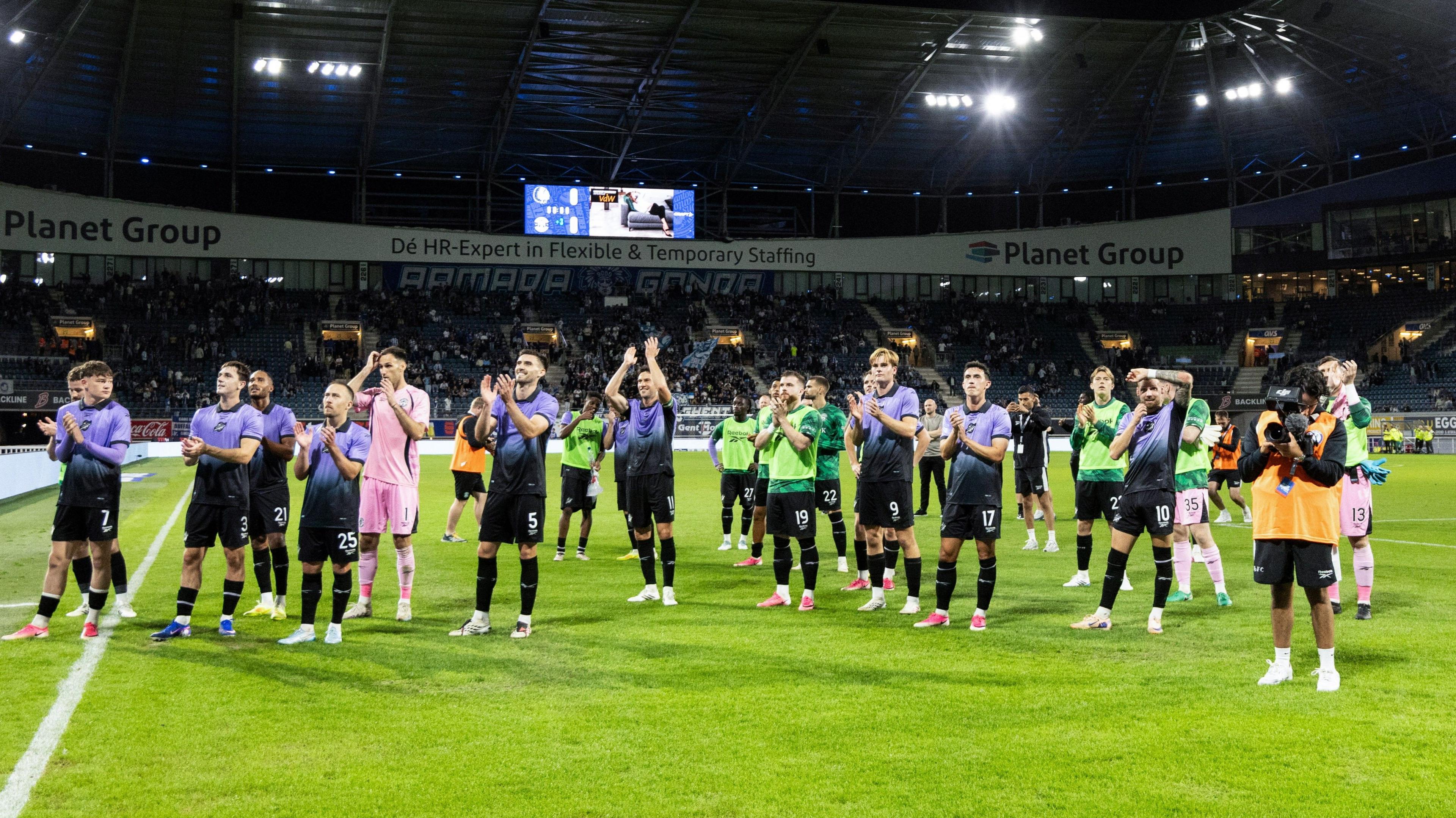 Hibs players applaud travelling fans