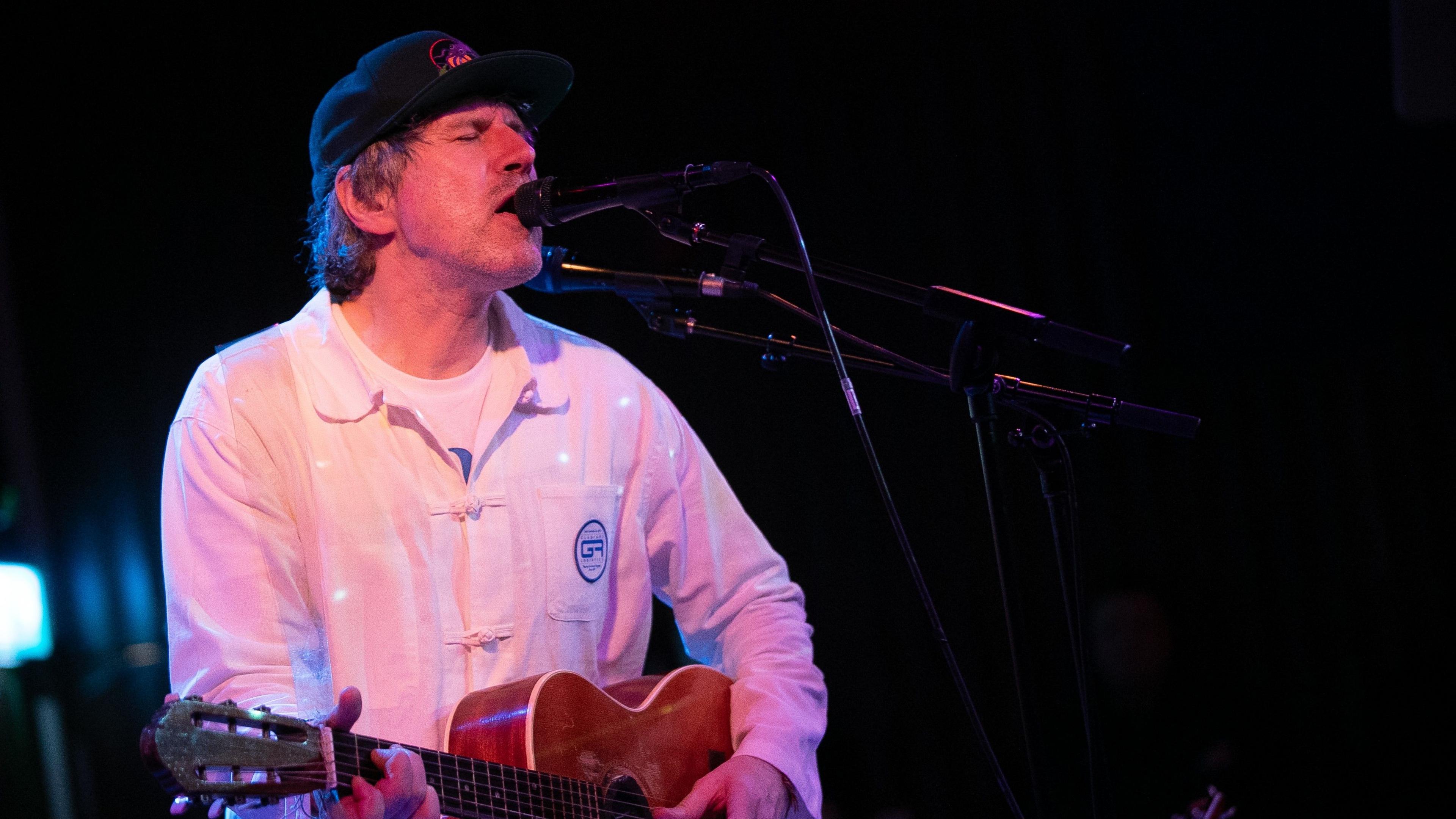 Gruff Rhys yn perfformio