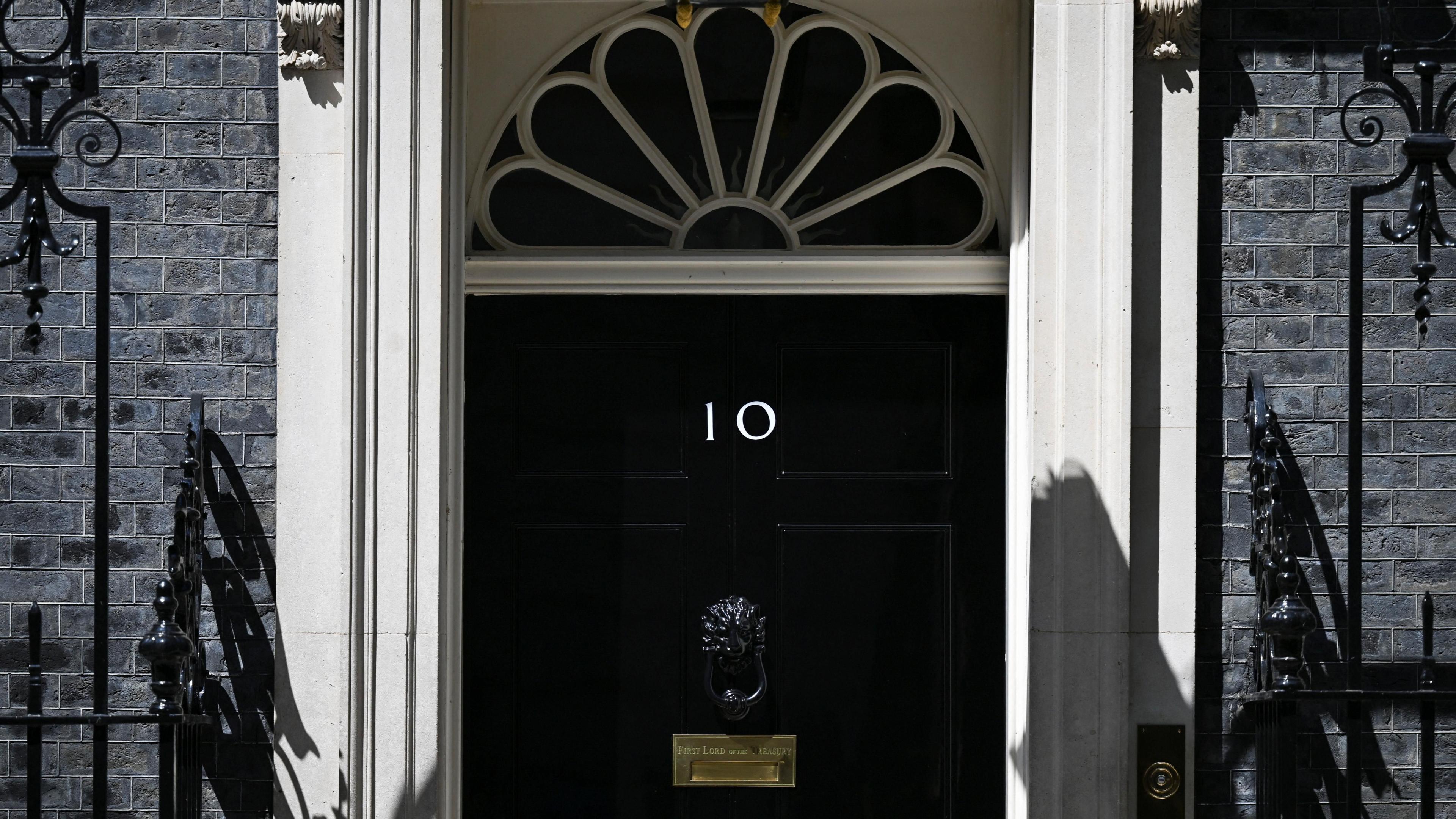The frontdoor of 10 Downing Street showing the railings on either side