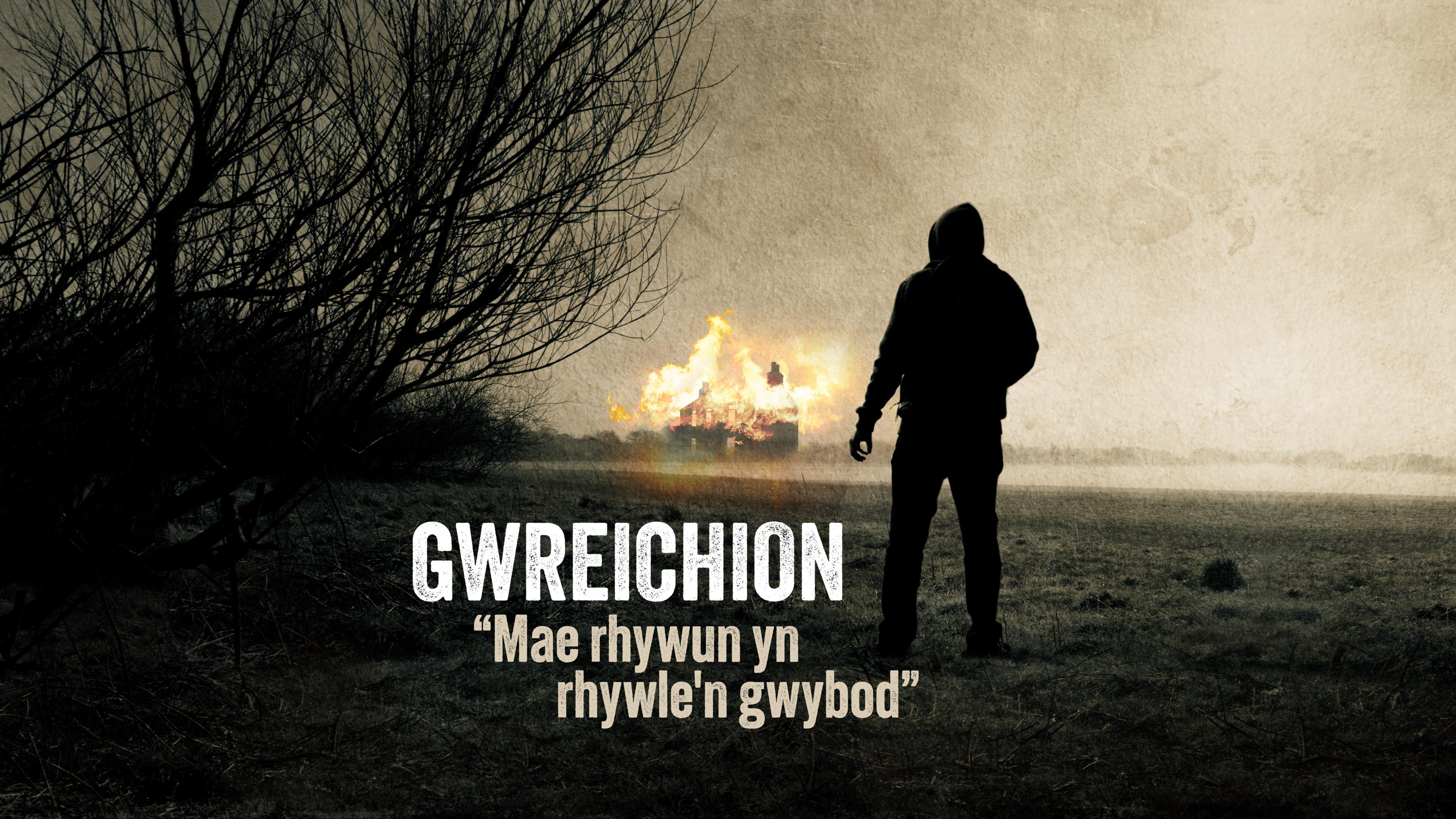 Sliwét person yn edrych ar dŷ ar dân gyda thestun yn darllen Gwreichion, "Mae rhywun yn rhywle'n gwybod"