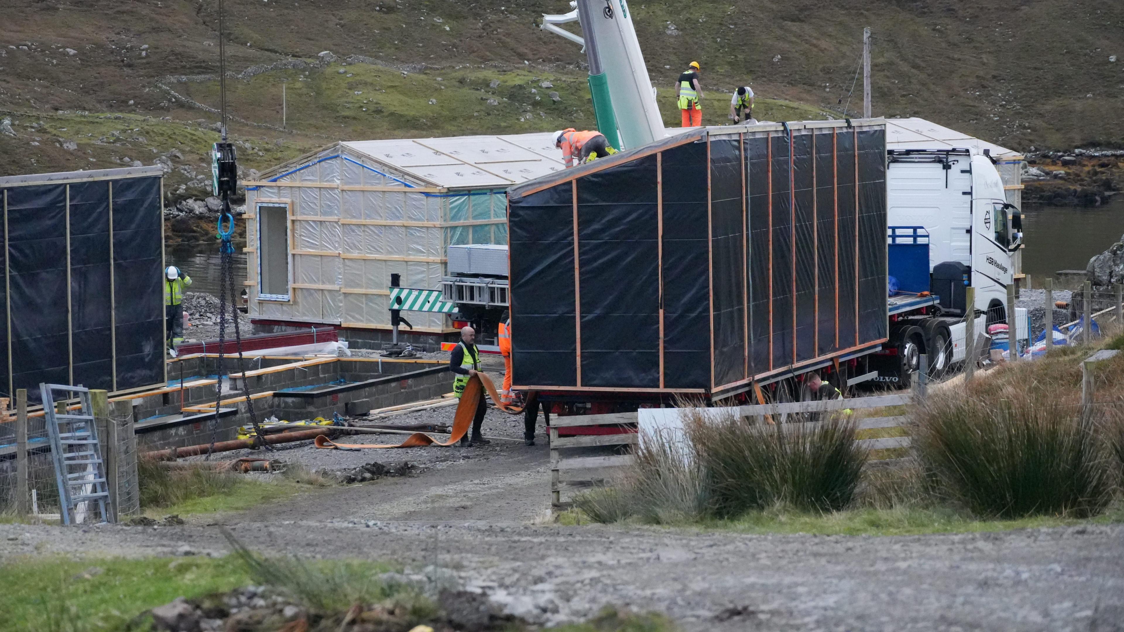 Na taighean air cùl làraidhean