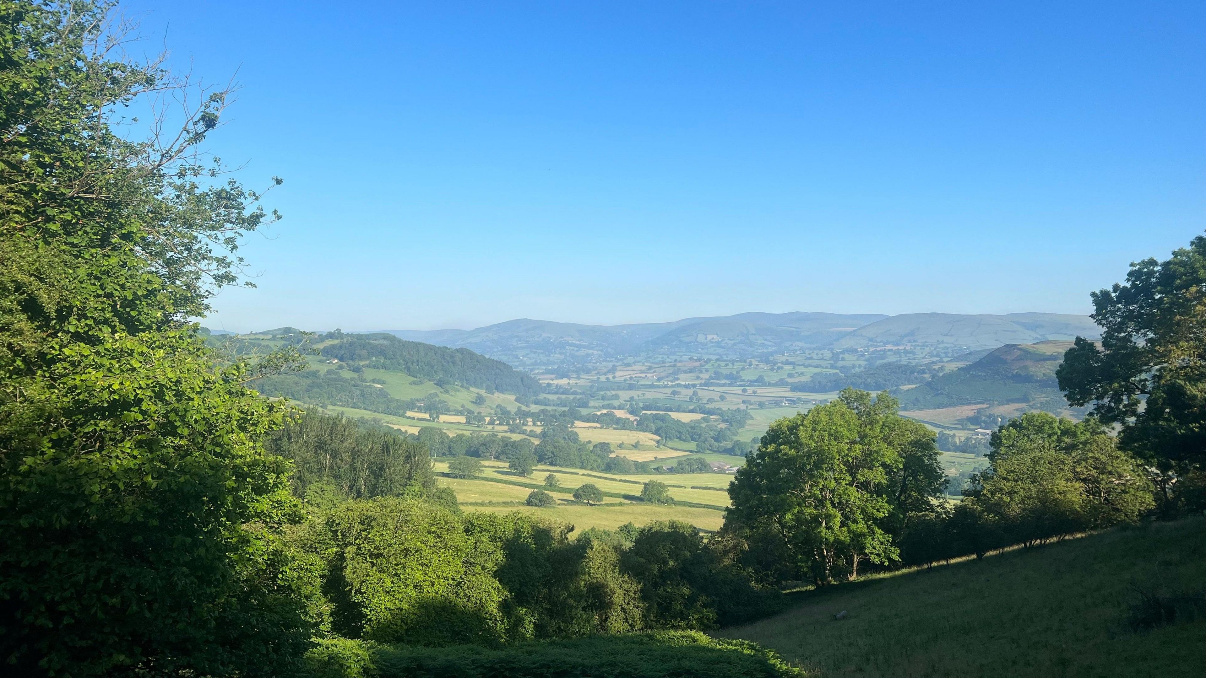 Awyr las yn Llangedwyn, Powys, fore Mercher