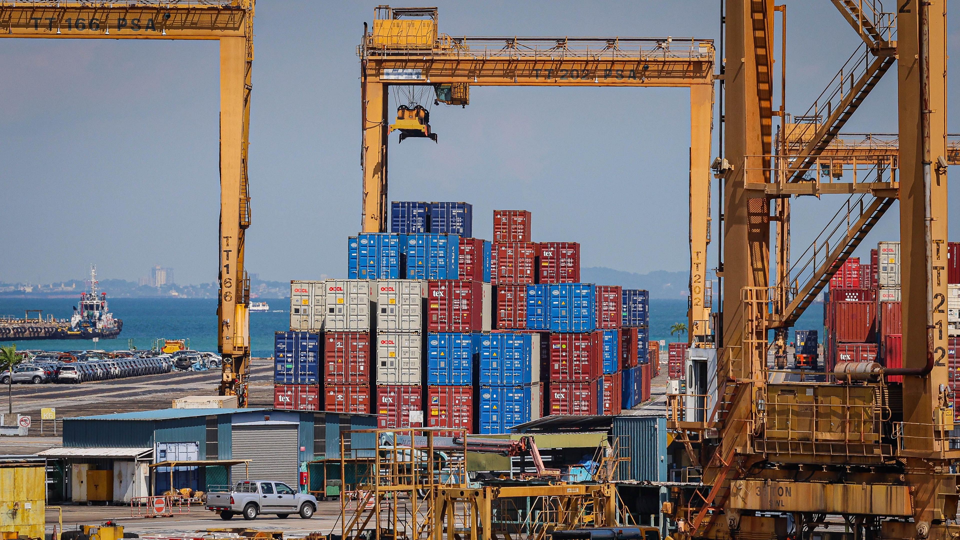 Bocsys llawn nwyddau ym mhorthladd Singapore