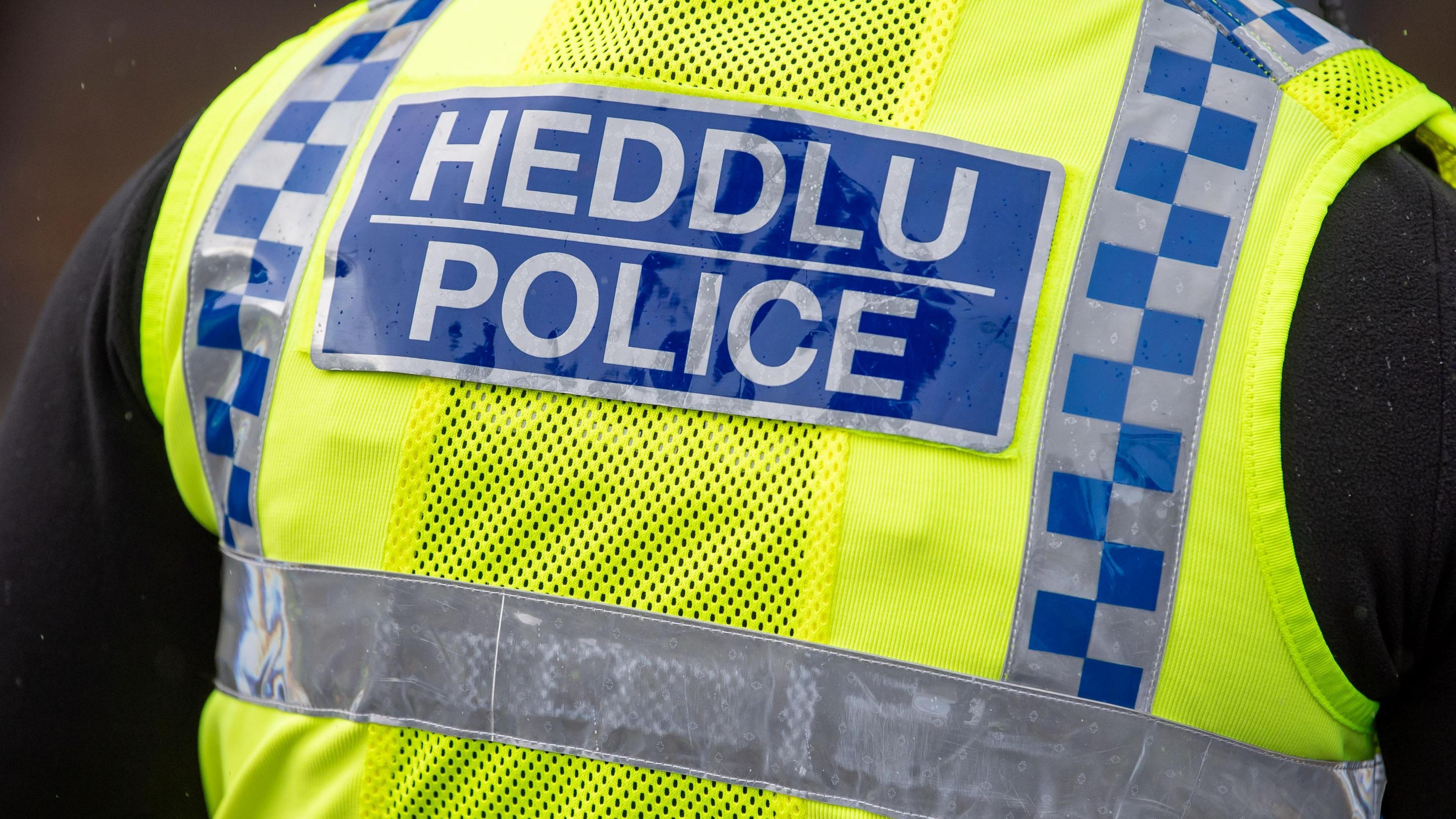 Cefn swyddog heddlu