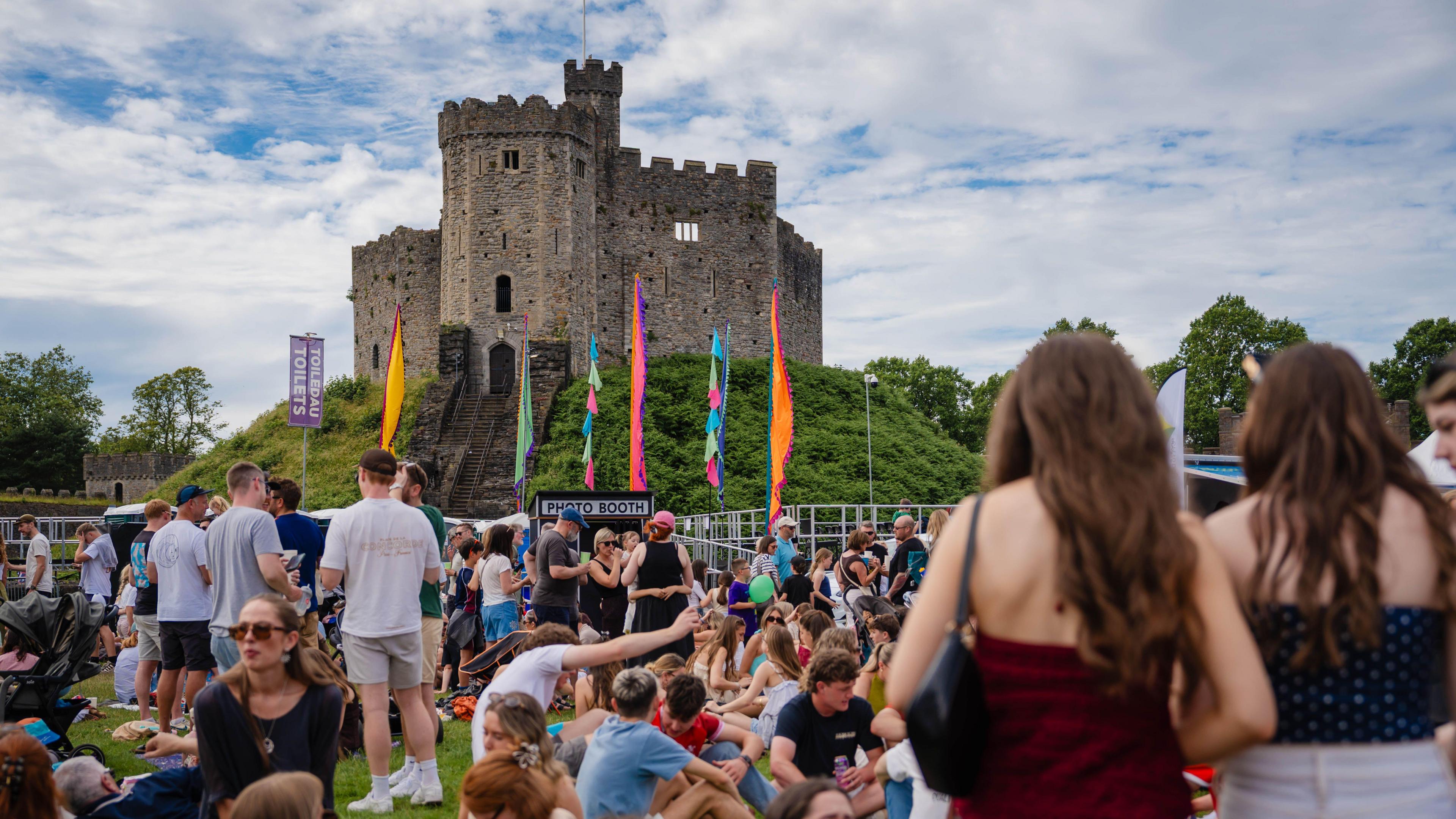 Mae Tafwyl wedi dychwelyd i Gastell Caerdydd i ddathlu 20 mlynedd o'r ŵyl
