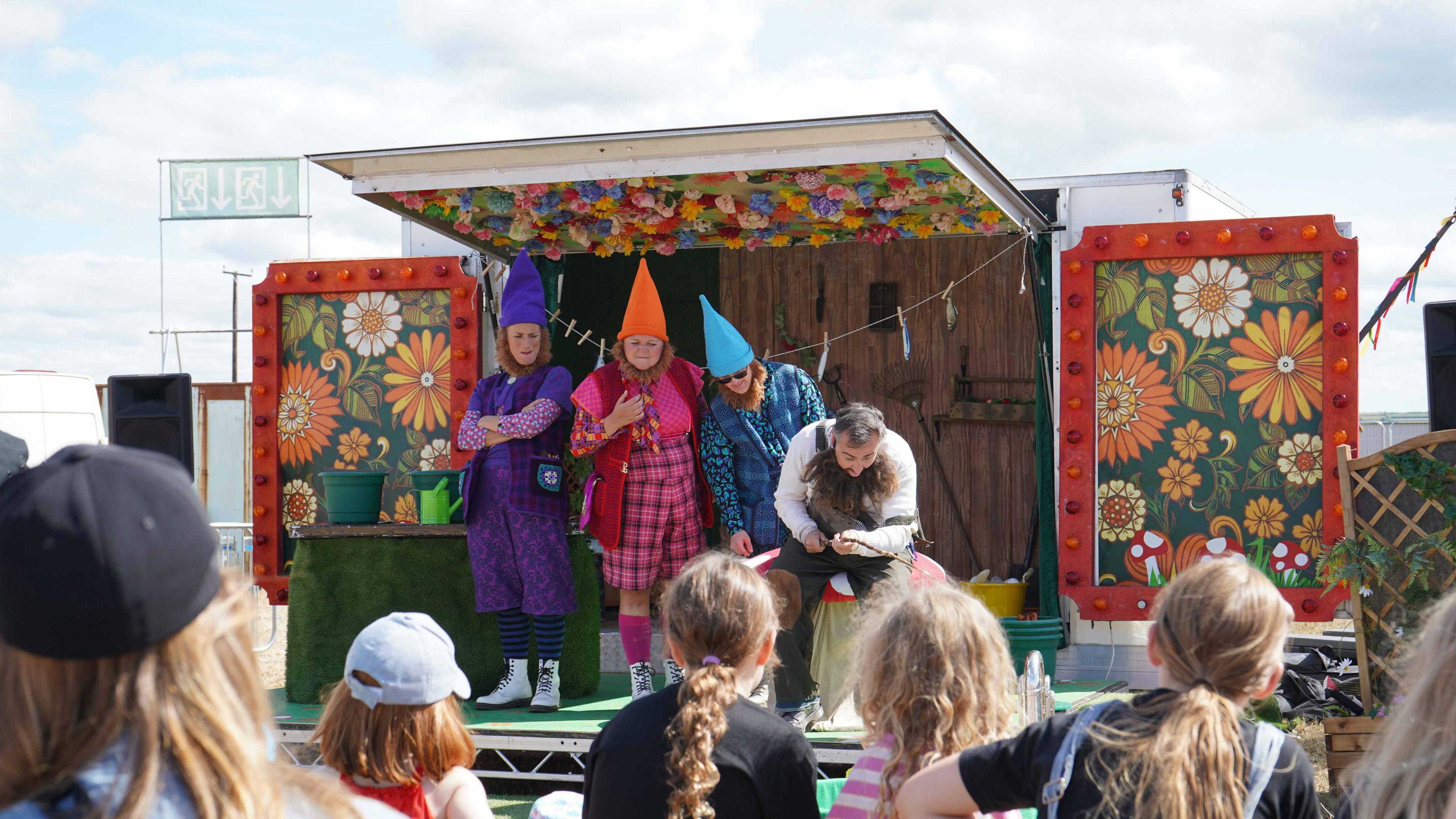 Roedd digon o hwyl gan gymeriadau lliwgar Y Theatr Stryd ar ddydd Iau 