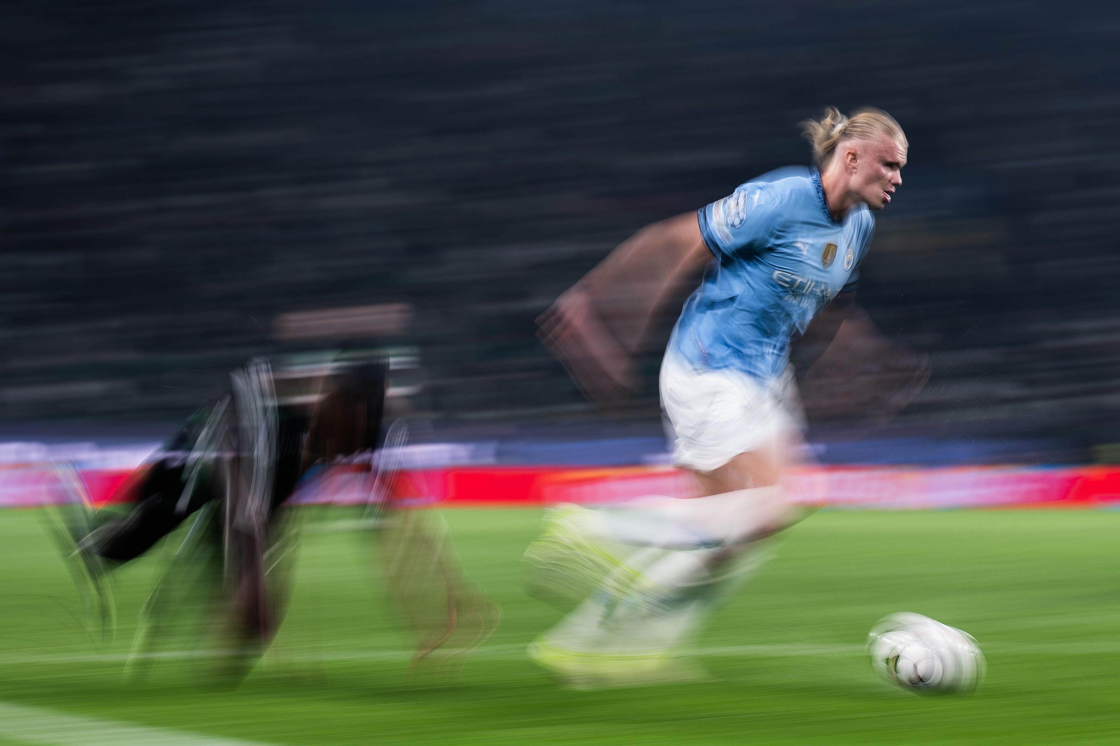 Erling Haaland of Manchester City runs with the ball during the Uefa Champions League match against Sporting at Estadio Jose Alvalade on 5 November 05, 2024 in Lisbon, Portugal.