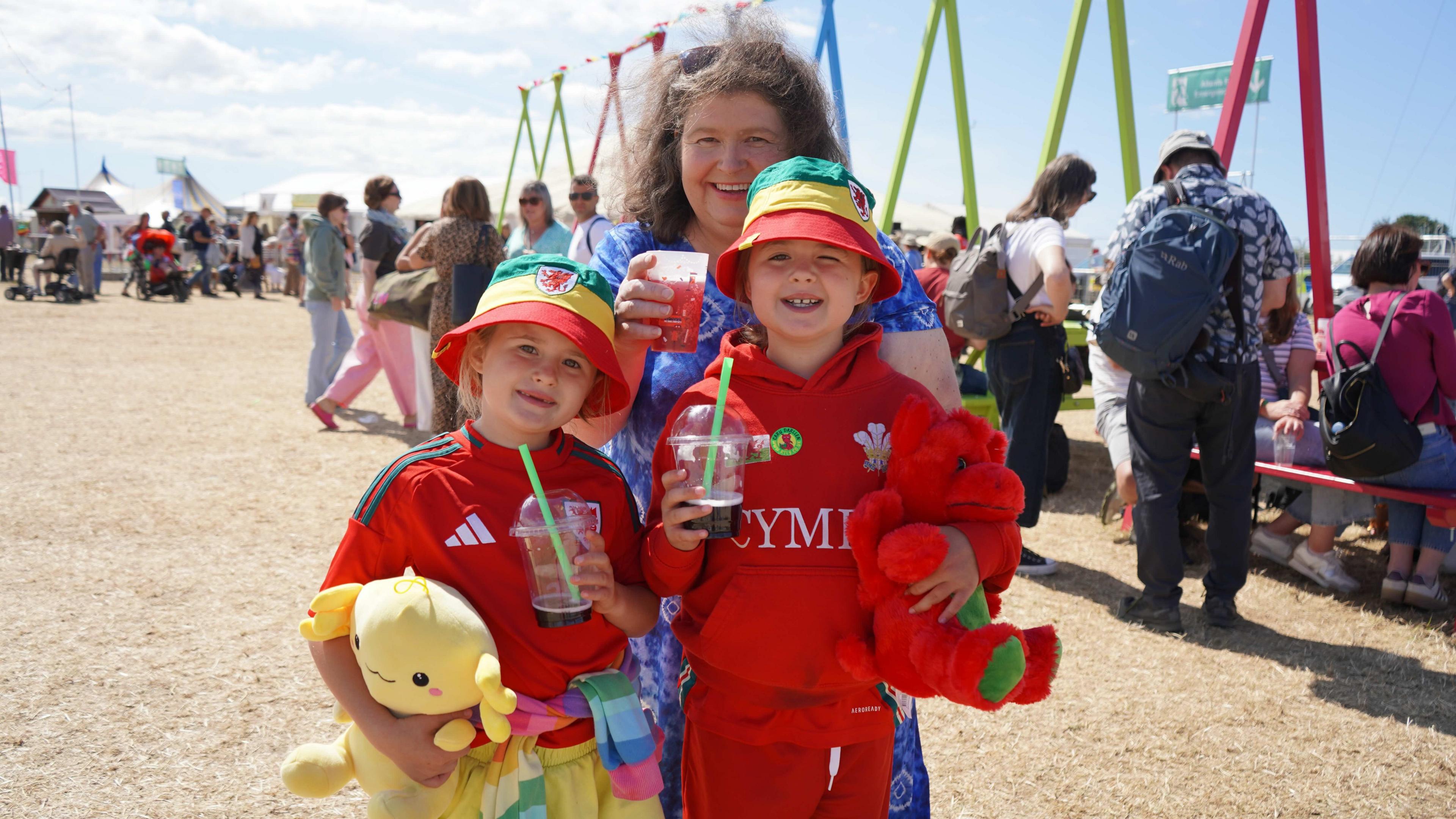 Carys, Ffion ac Anti Ffi o Hwlffordd yn mwynhau diod oer cyn mynd i weld y cadeirio