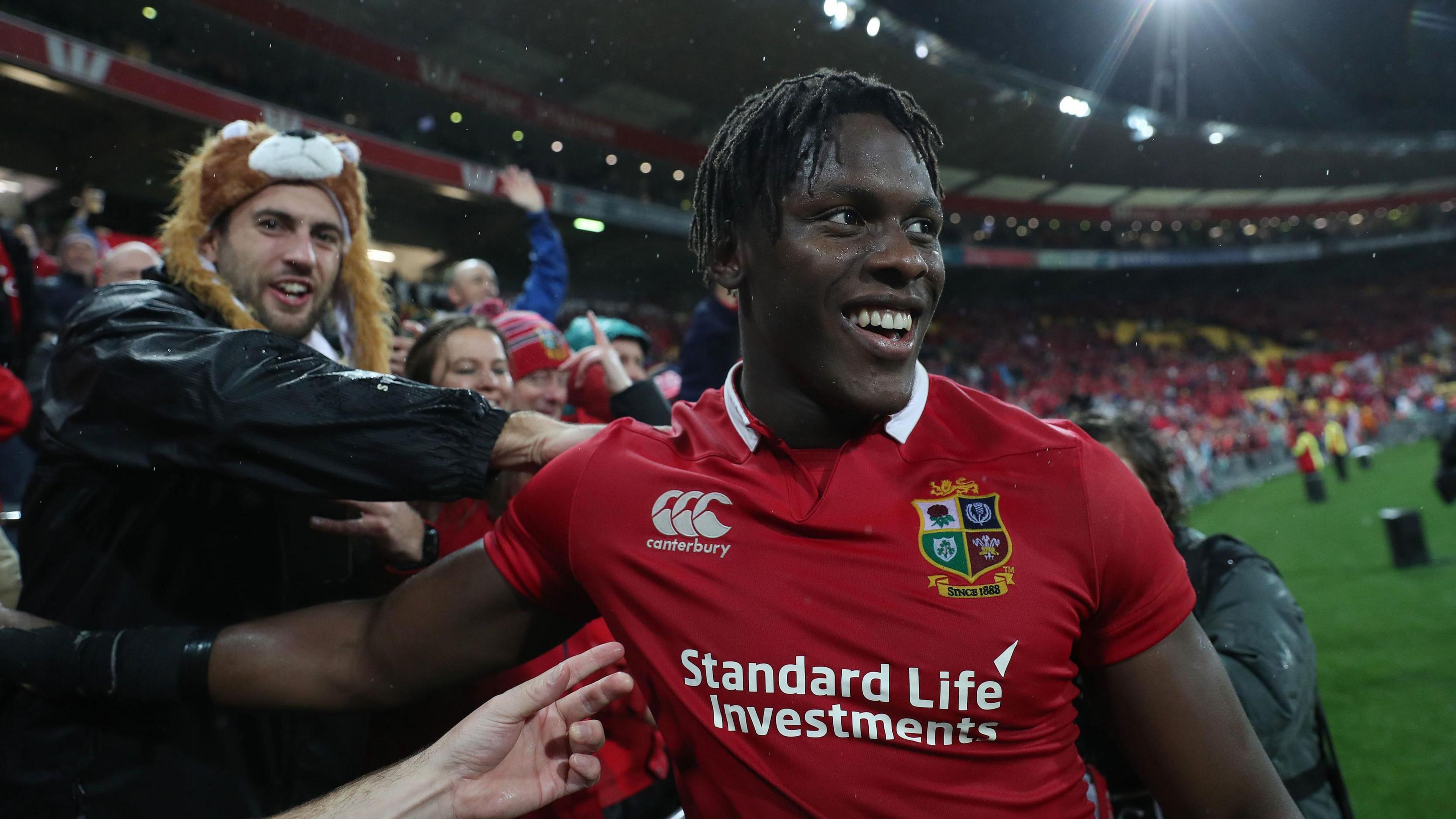 Maro Itoge greeting the crowd while playing for the Lions in 2017