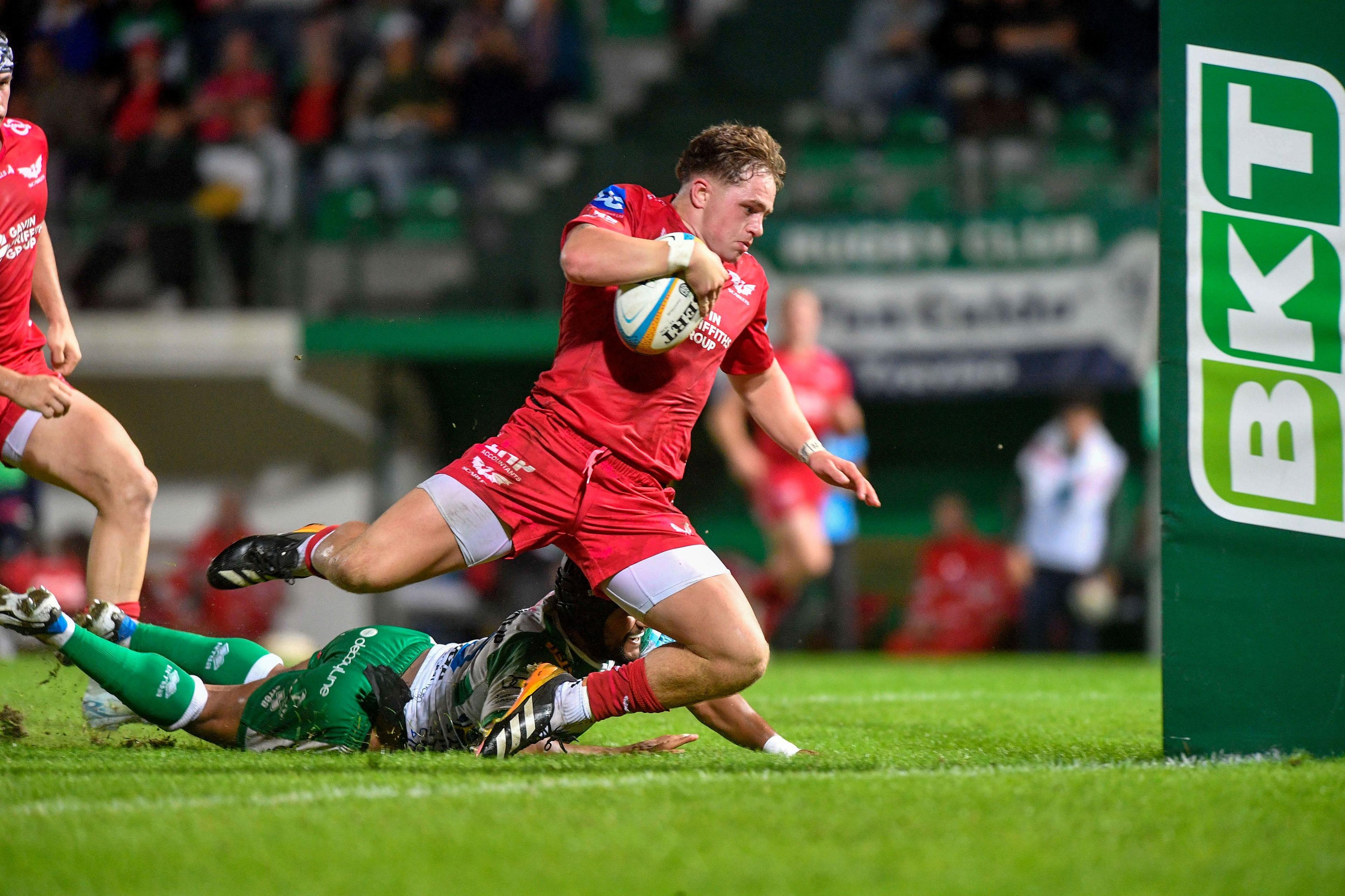 Macs Page scores a try against Benetton