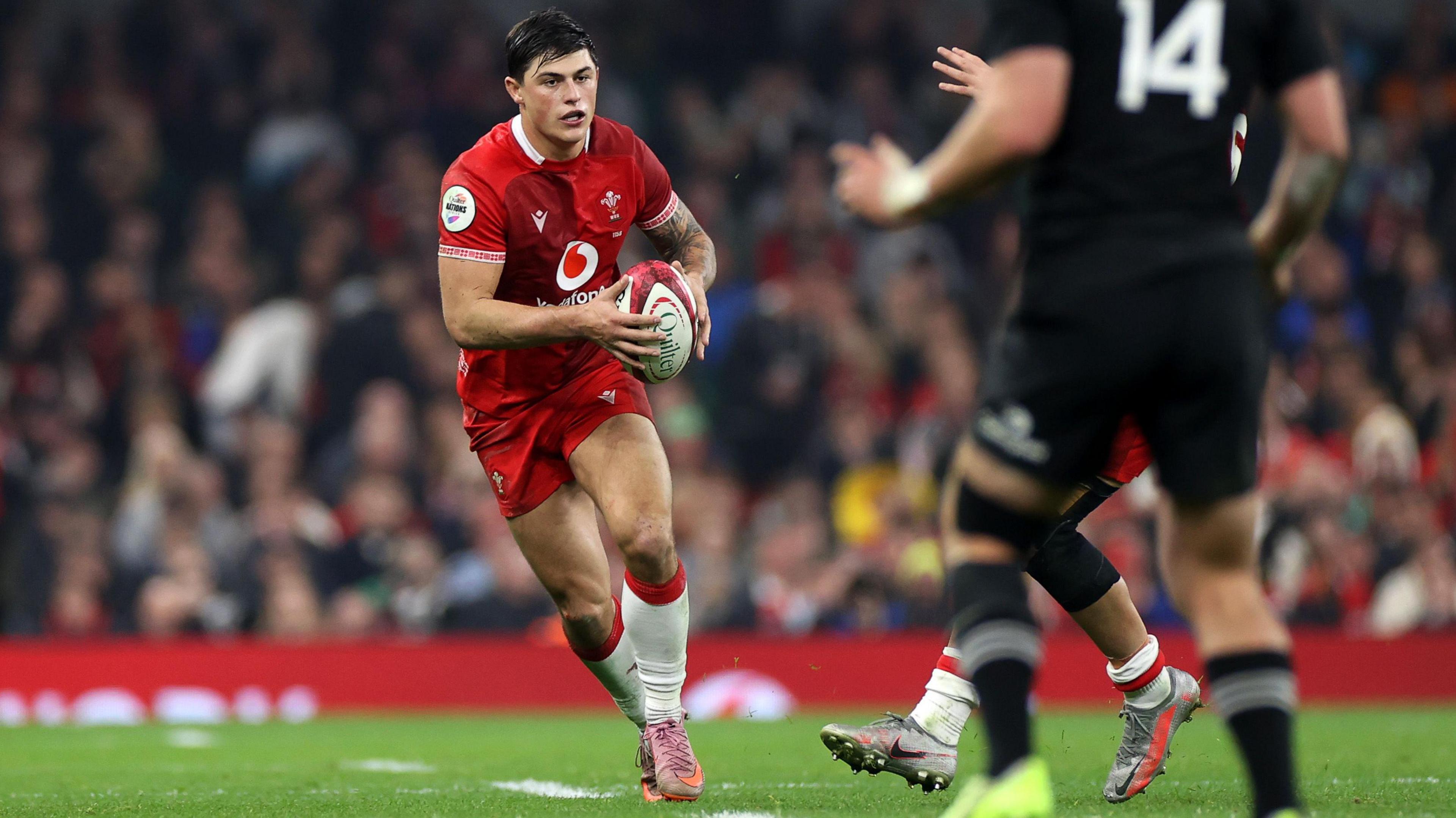 Louis Rees-Zammit runs pinch nan shot held successful 2 hands during Wales' lucifer against New Zealand
