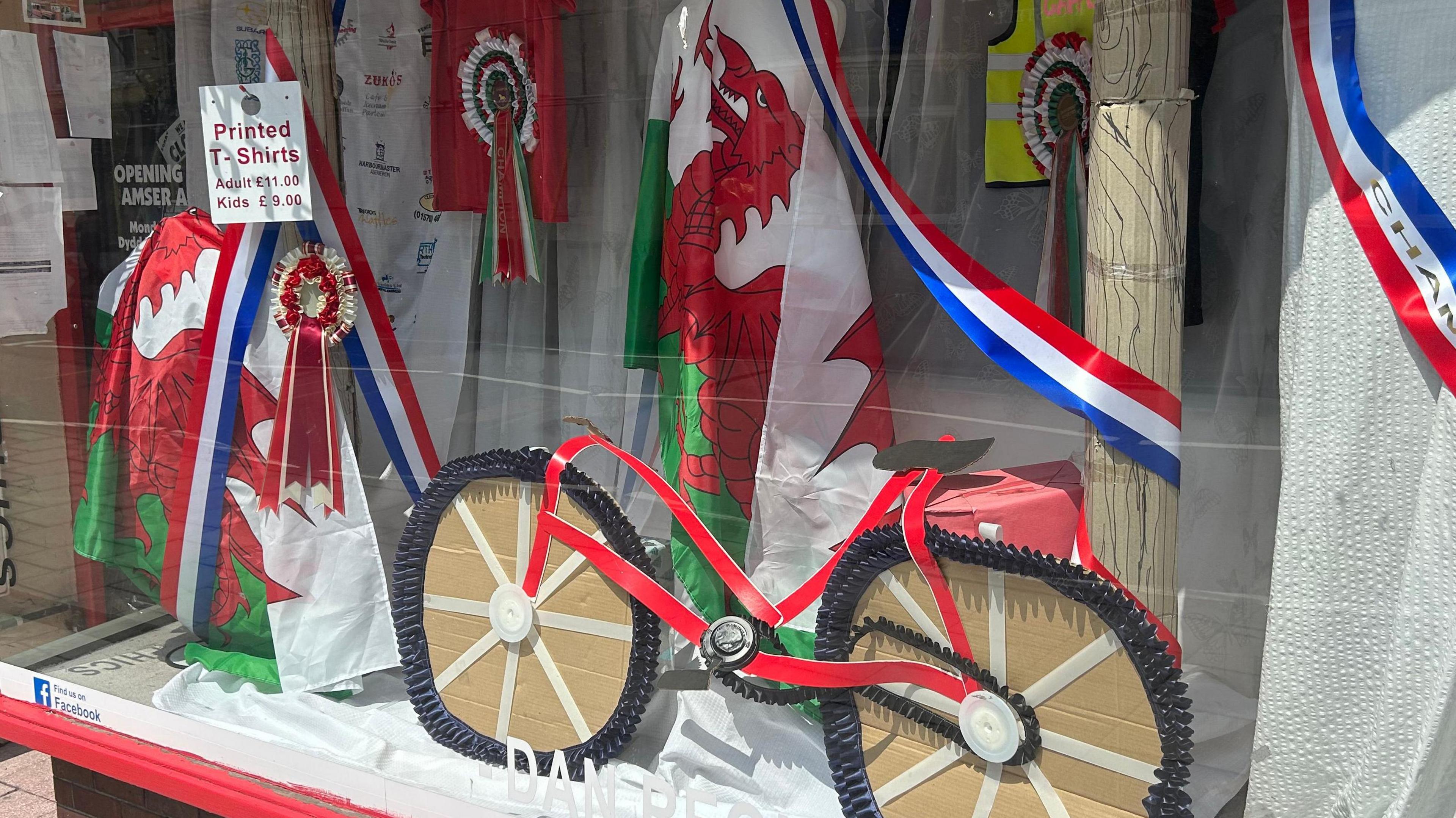 Arddangosfa feics mewn ffenest siop yn Llanbed