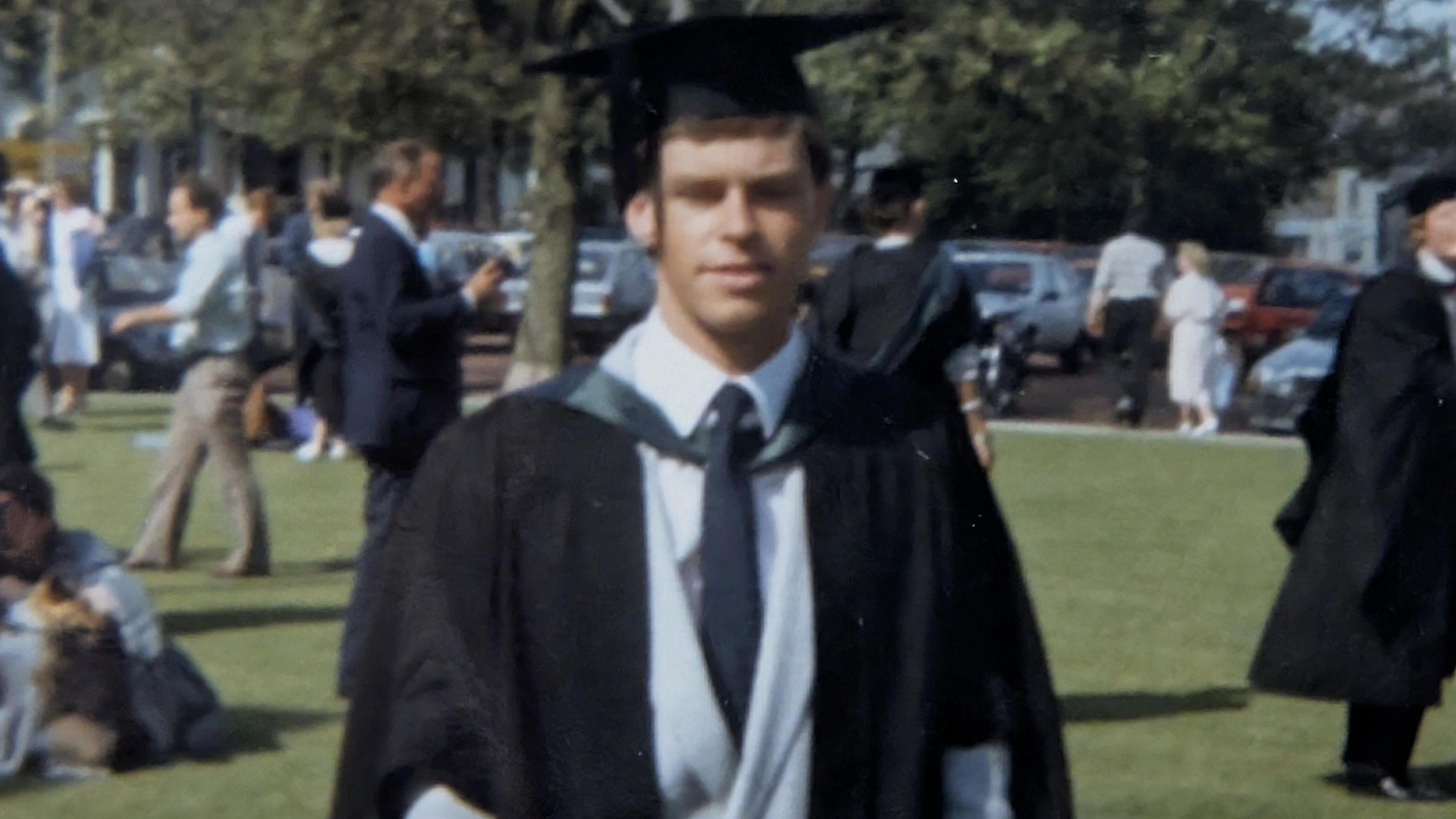 Alisdair Adams ar ddiwrnod graddio