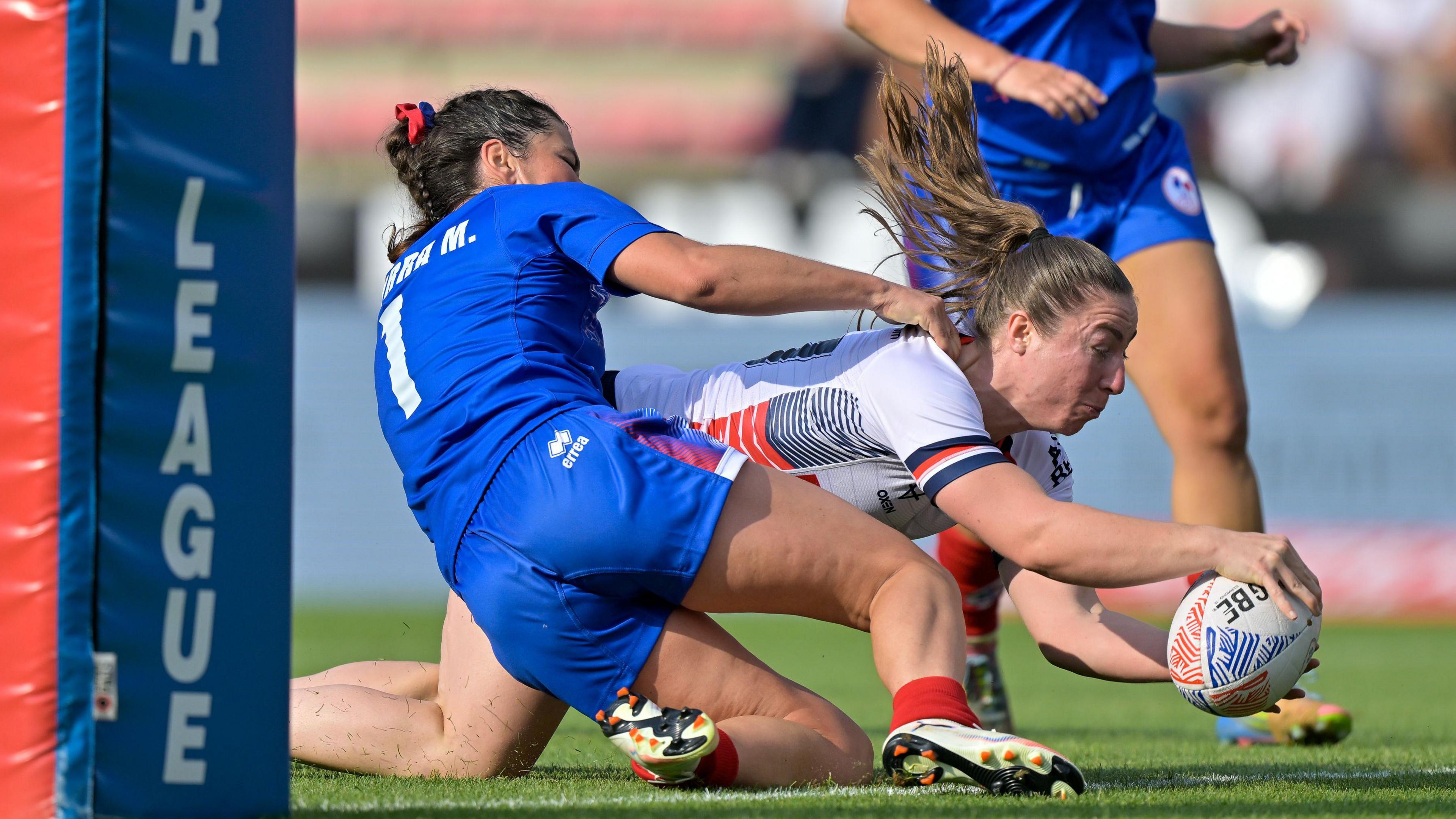 Ella Donnelly scoring a try for England against France.