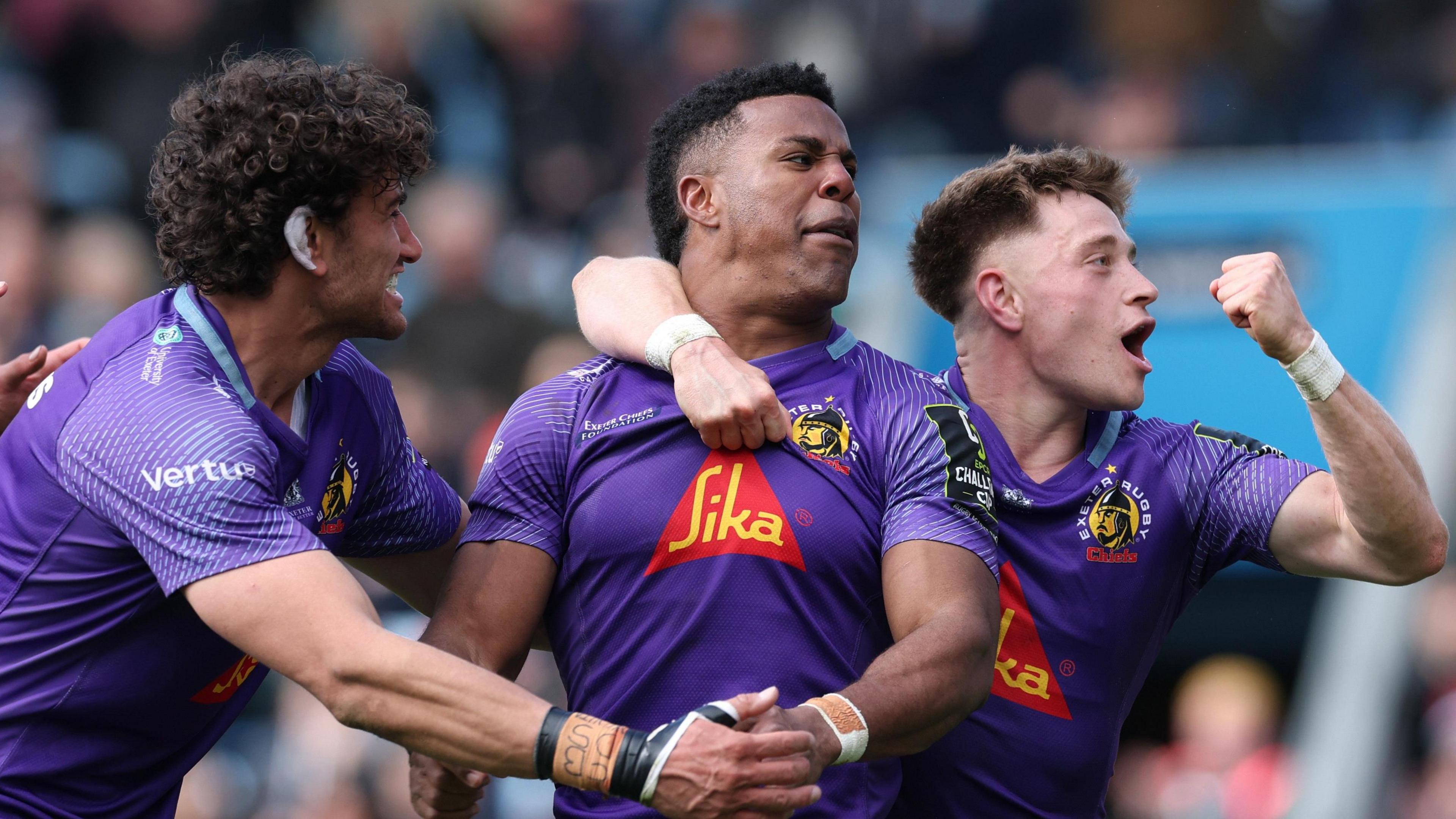 Immanuel Feyi-Waboso celebrates a try