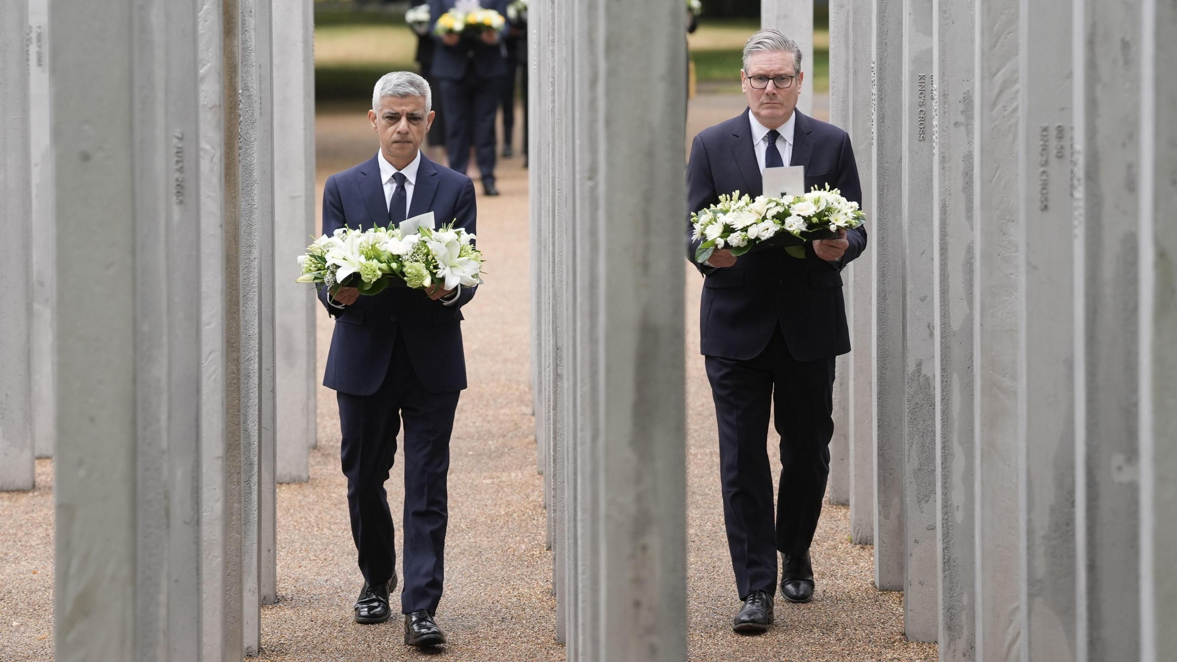 Sir Sadiq Khan and Sir Keir Starmer holding wreaths