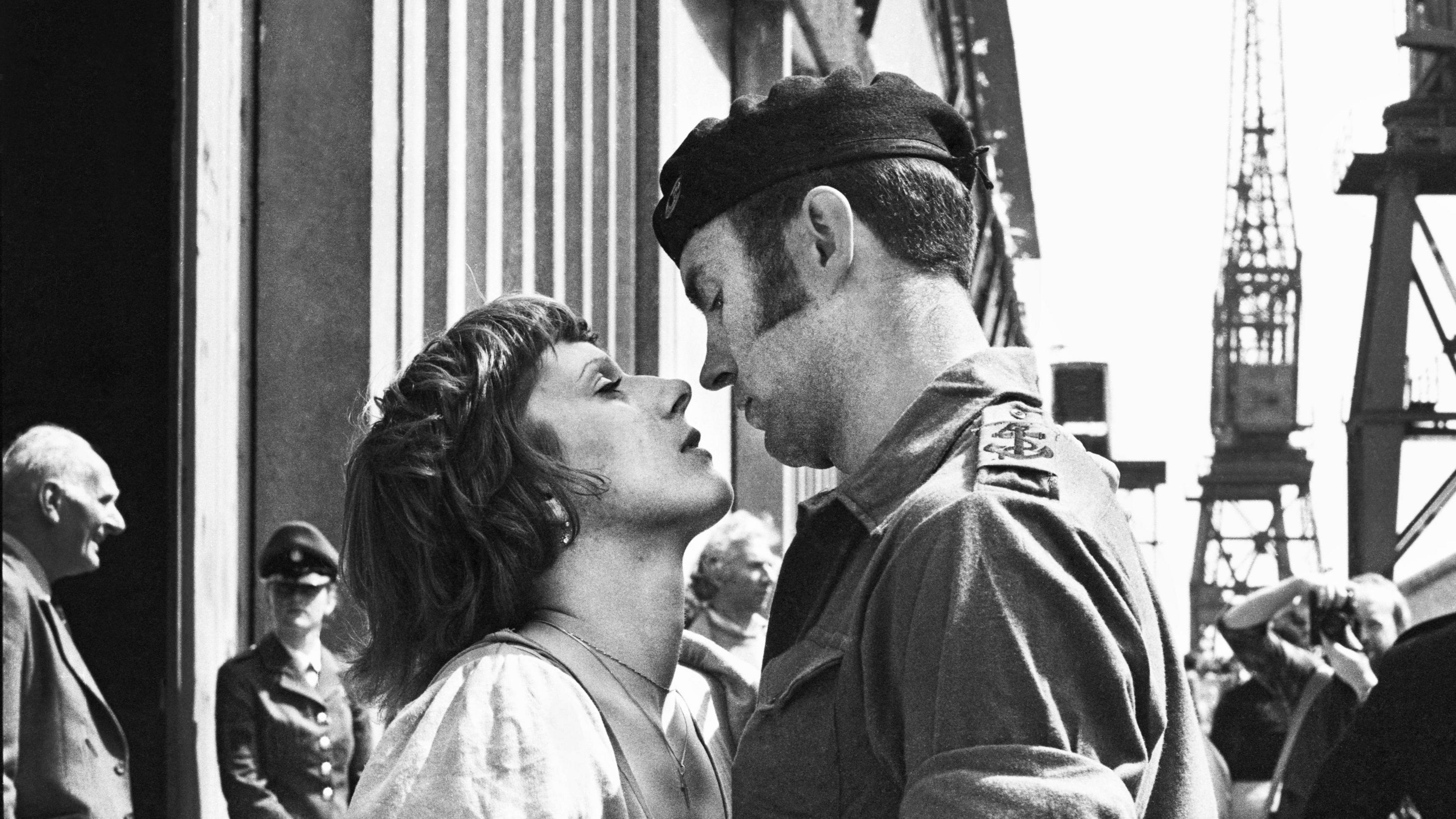 A couple lean in for a kiss at the docks in 1982