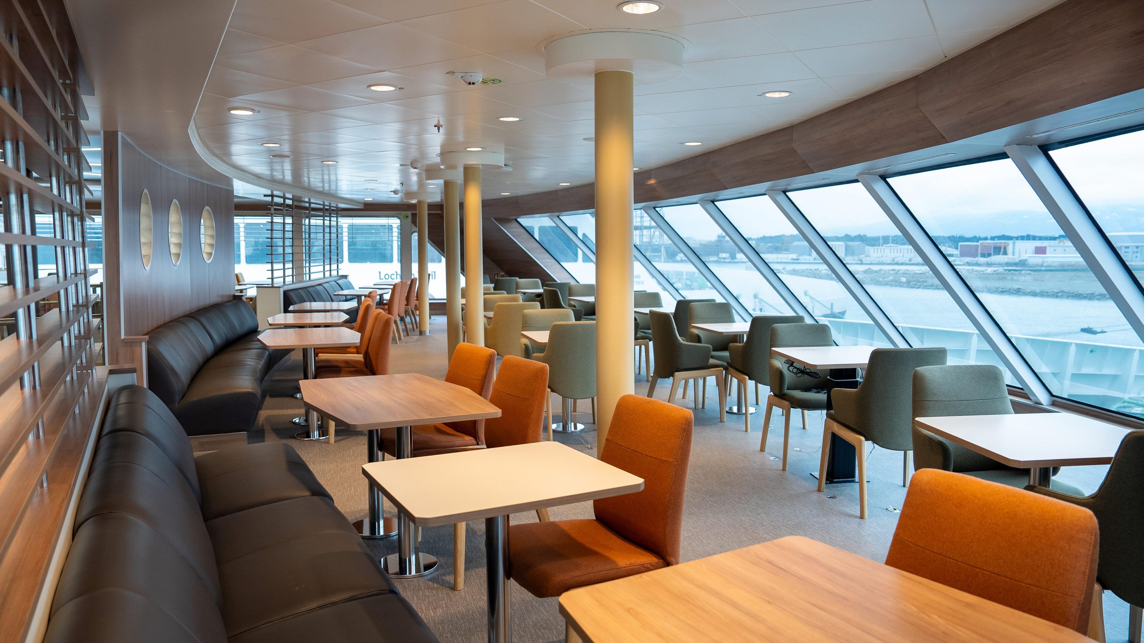 Taobh a-staigh an MV Isle of Islay