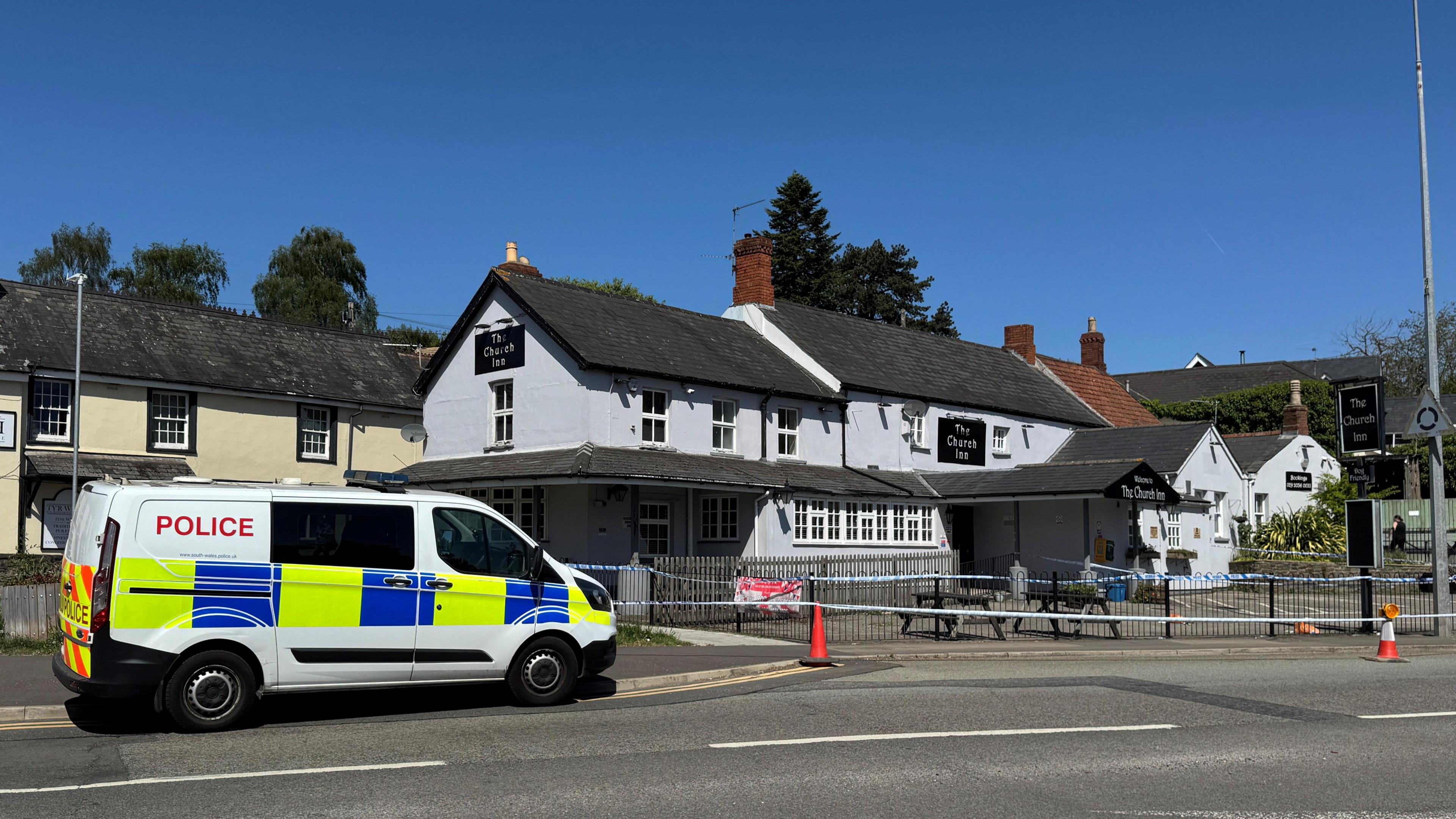 Fan yr heddlu tu allan i dafarn The Church Inn yn Llaneirwg