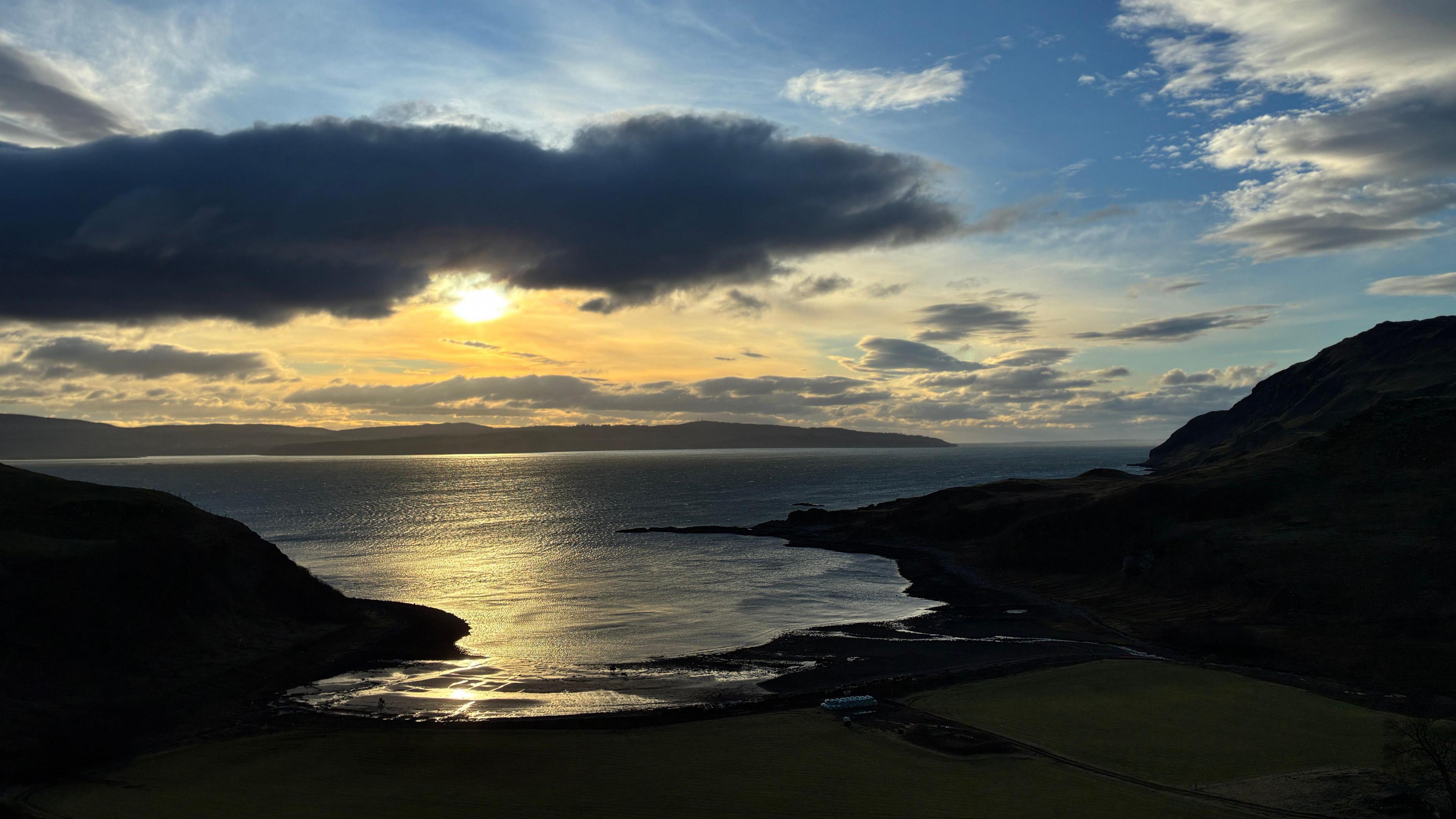 Eilean Mhuile air fàire bho Chille Chòmhnainn 