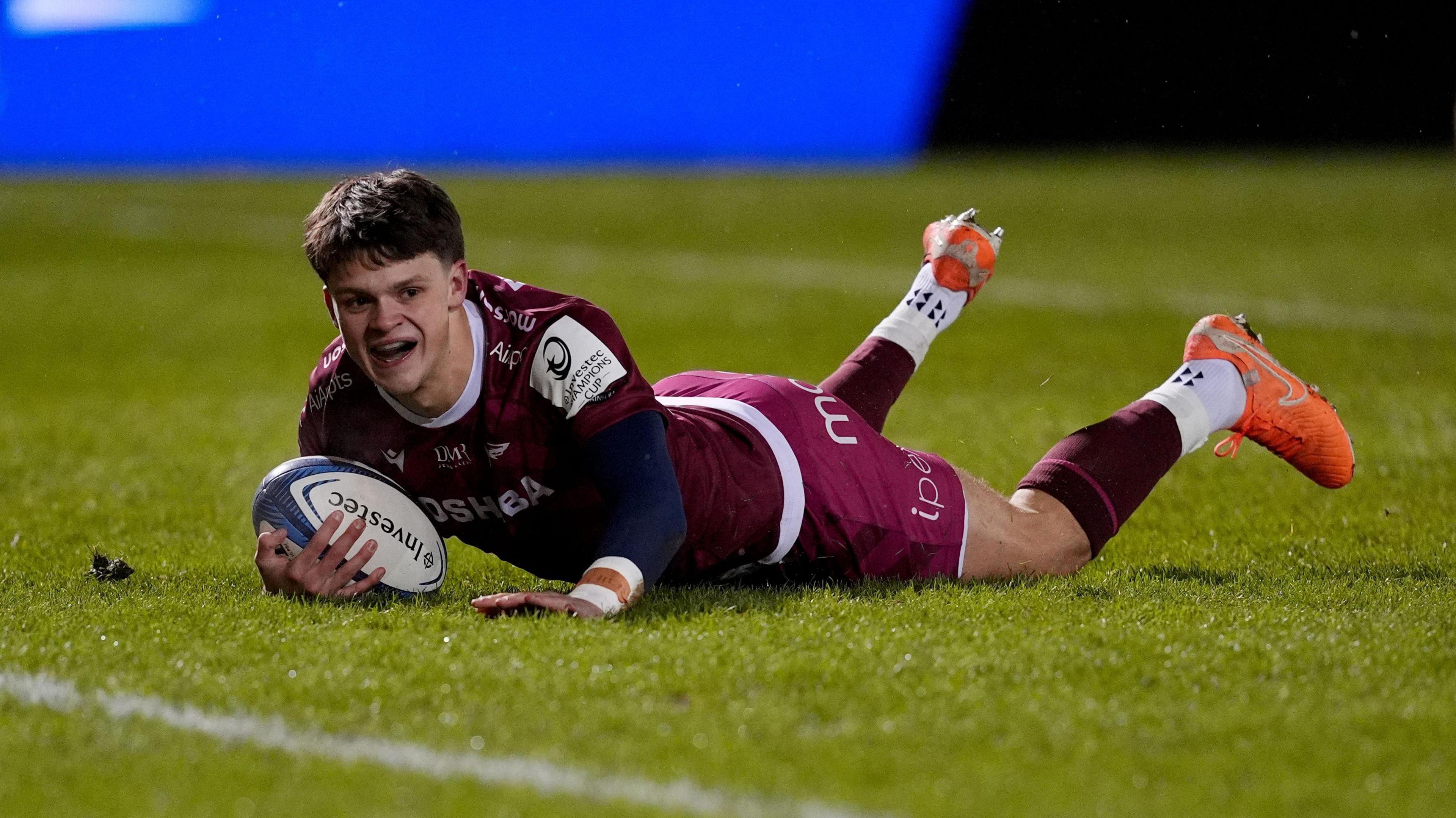 Ollie Davies scores a try for Sale