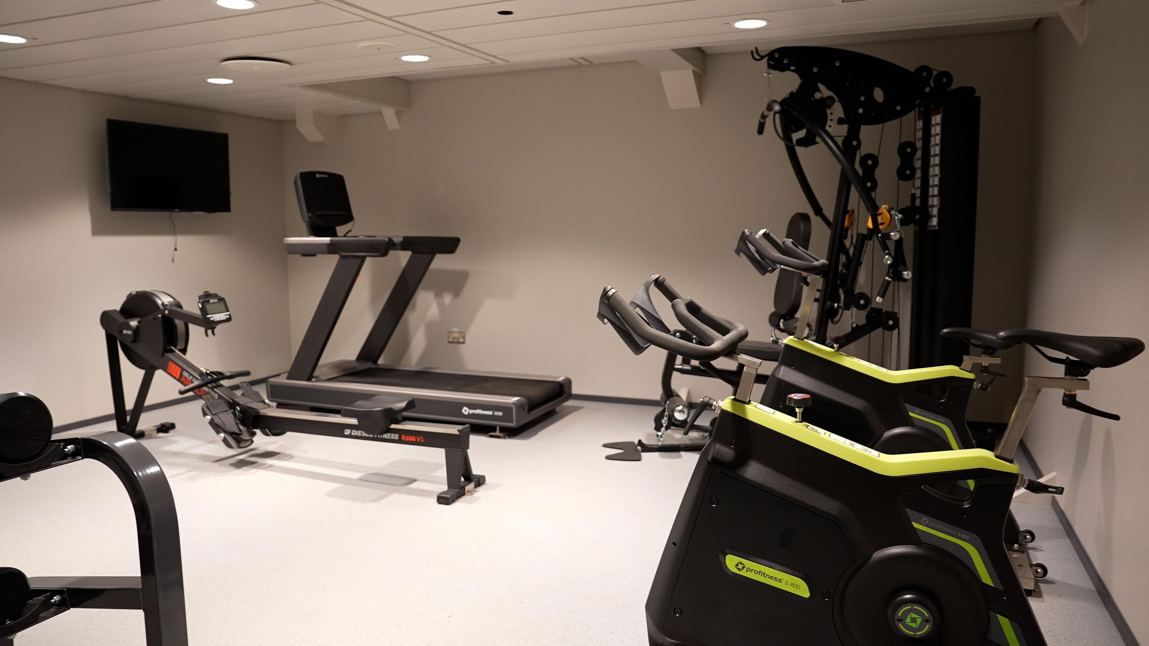 Gym air an MV Isle of Islay