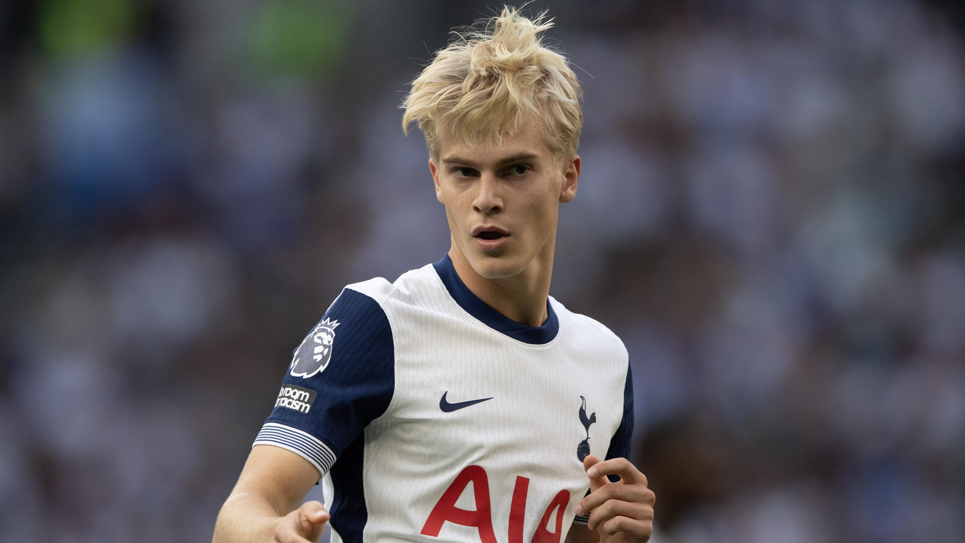 Lucas Bergvall playing for Tottenham