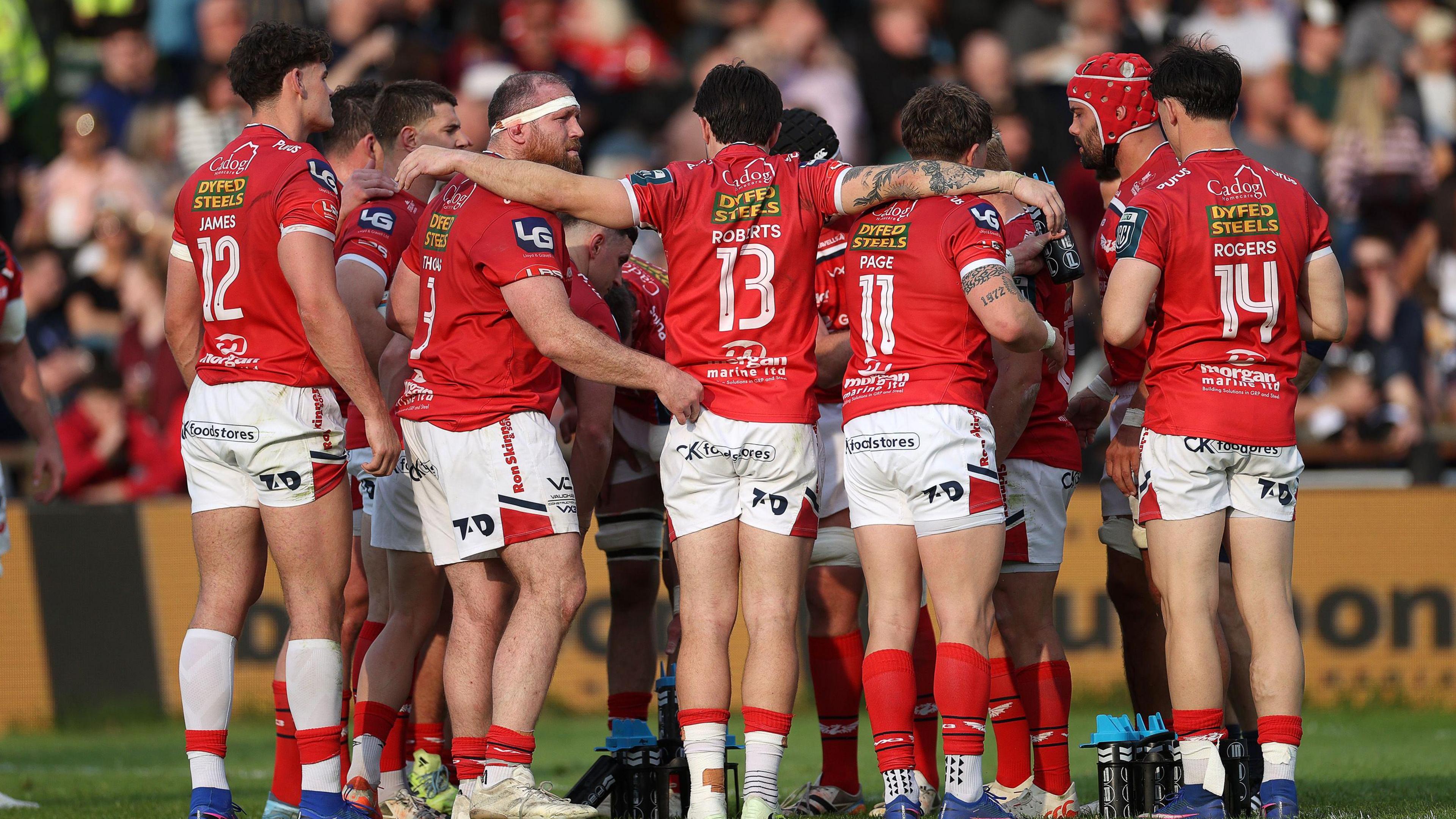 Scarlets players in a huddle