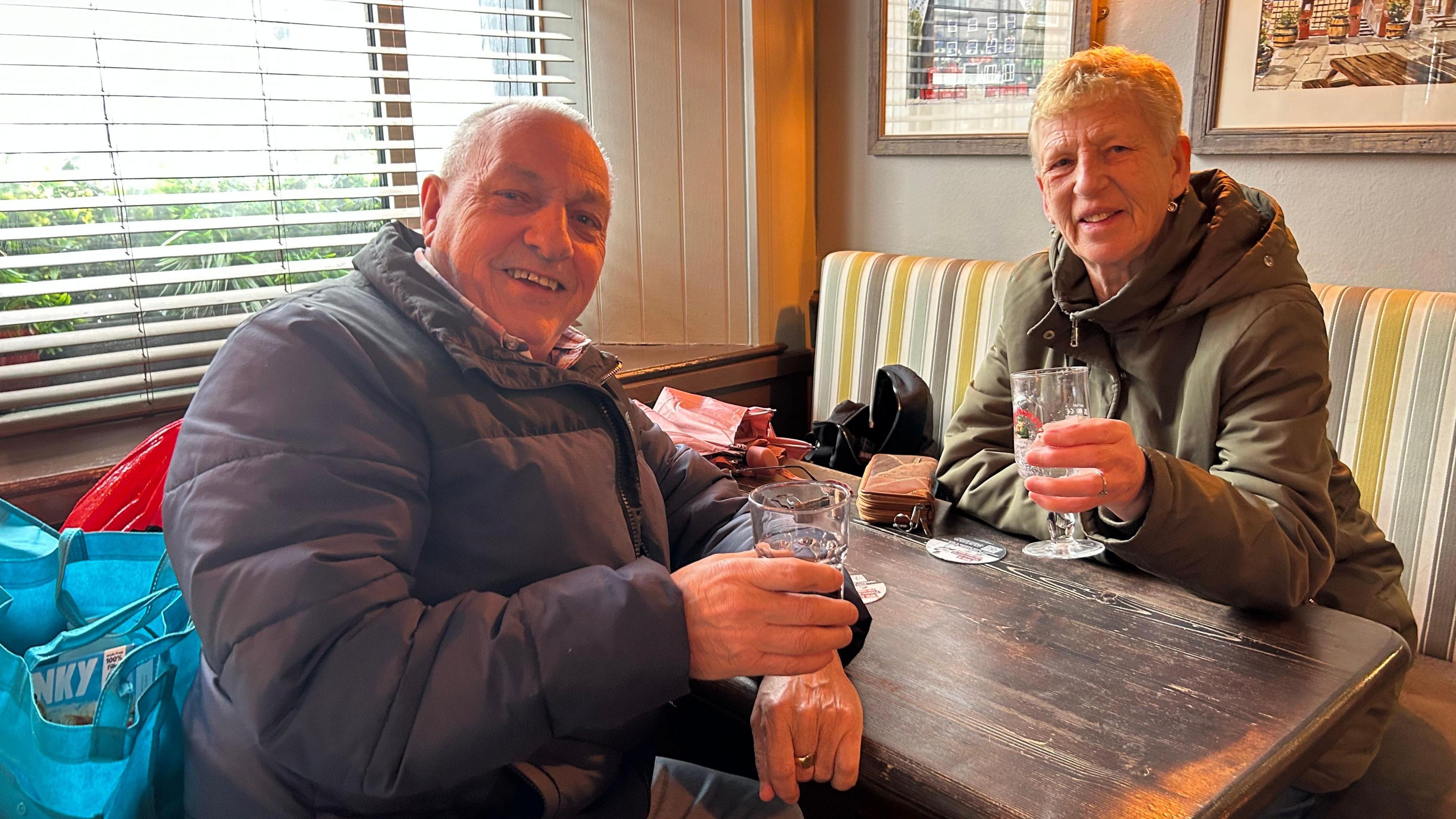 Paul Mansell a Linda Johnson yn nharfan y Lion, Treorci