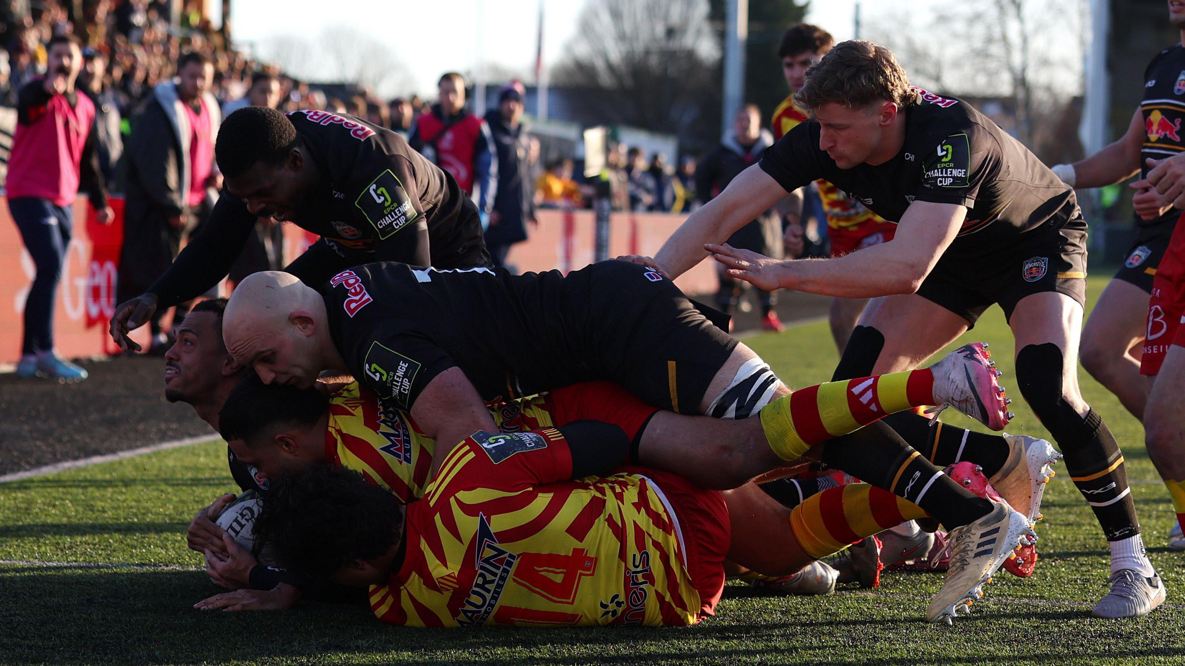 Elliot Obatoyinbo of Newcastle Red Bulls scores a try