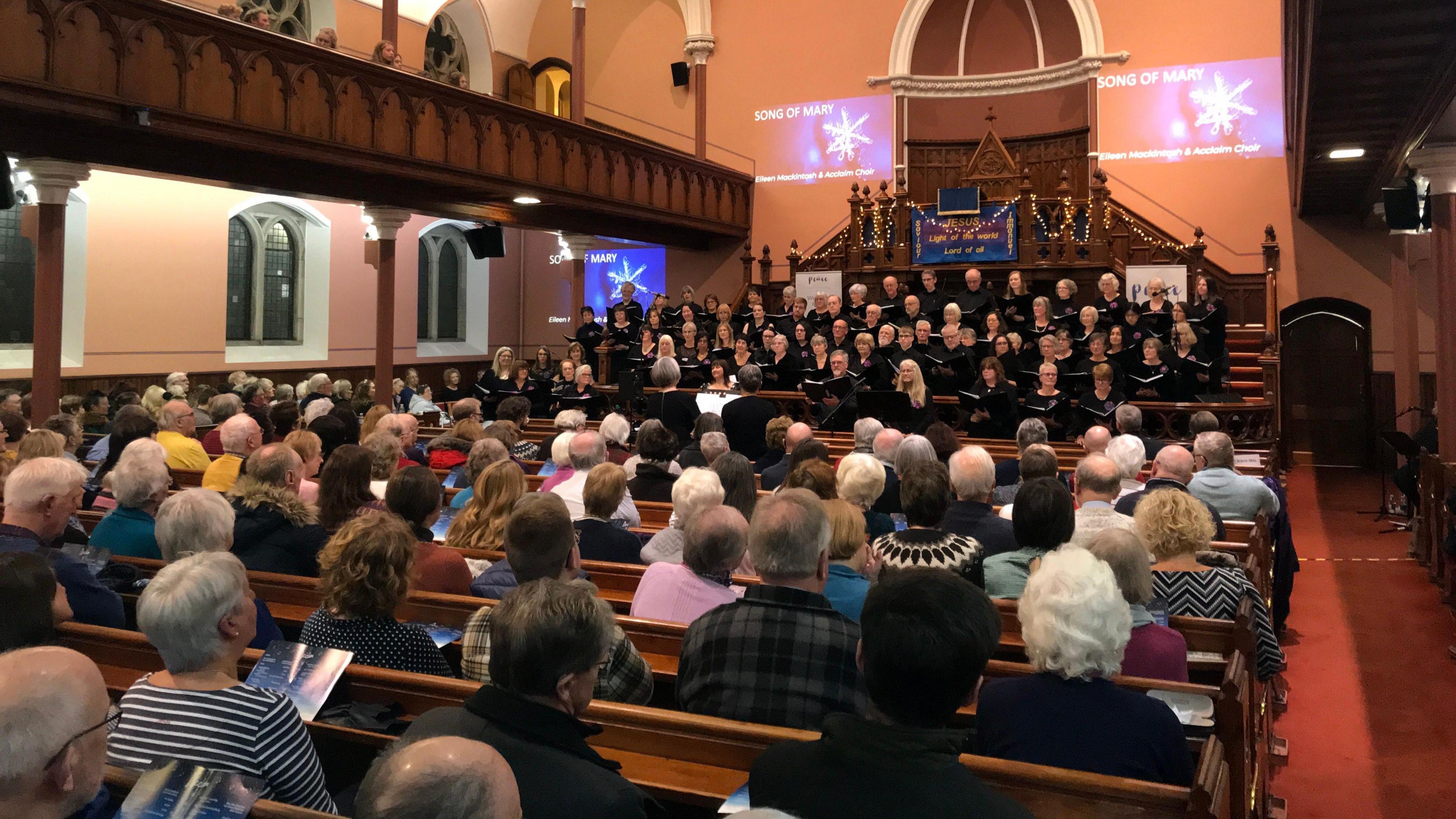 Luchd-adhraidh am broinn Eaglais Shaor a Tuath ann an Inbhir Nis 