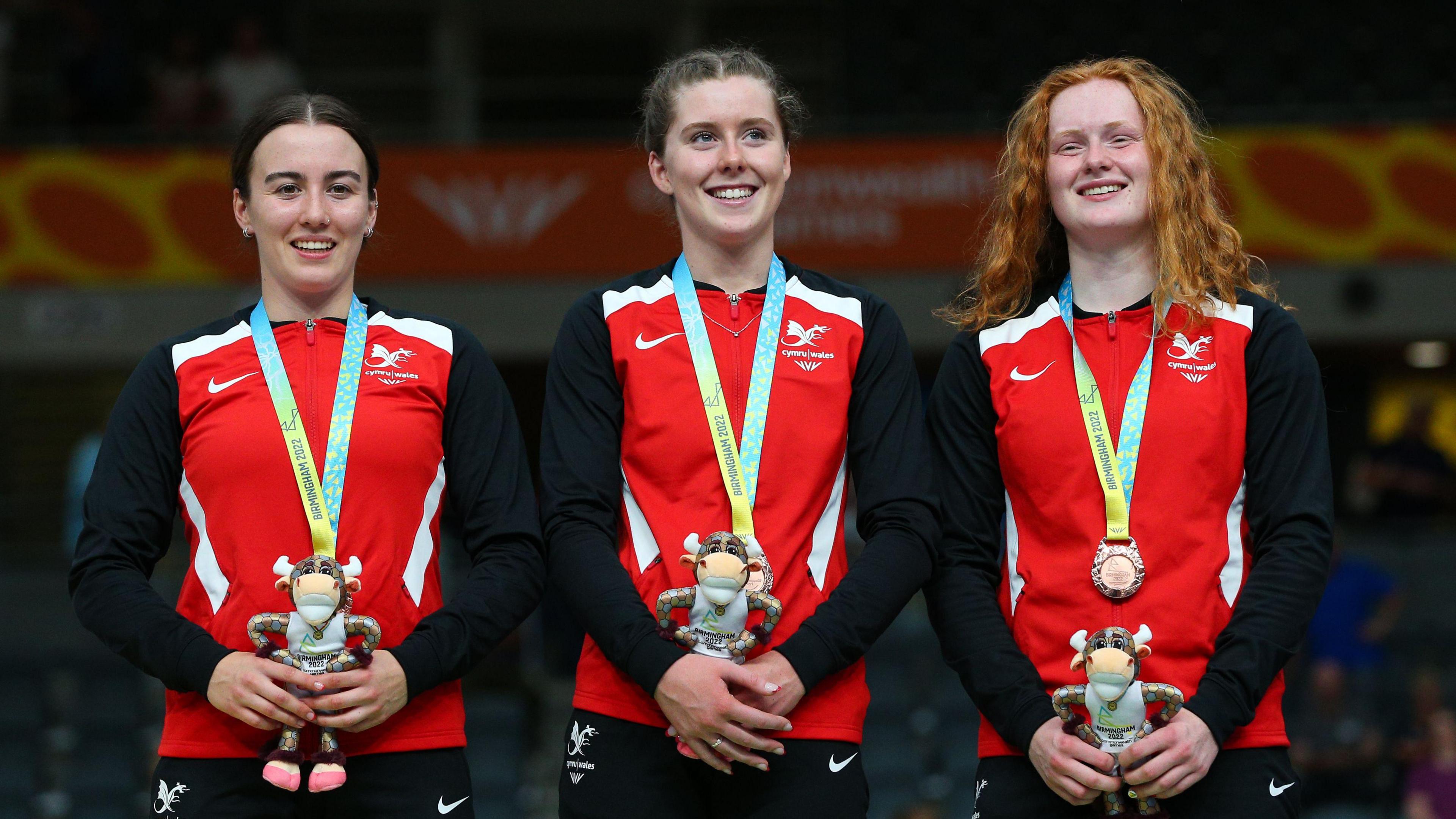 Finucane, alongside Lowri Thomas (l) and Rhian Edmunds (r) beat Australia to Commonwealth Games bronze in 2022