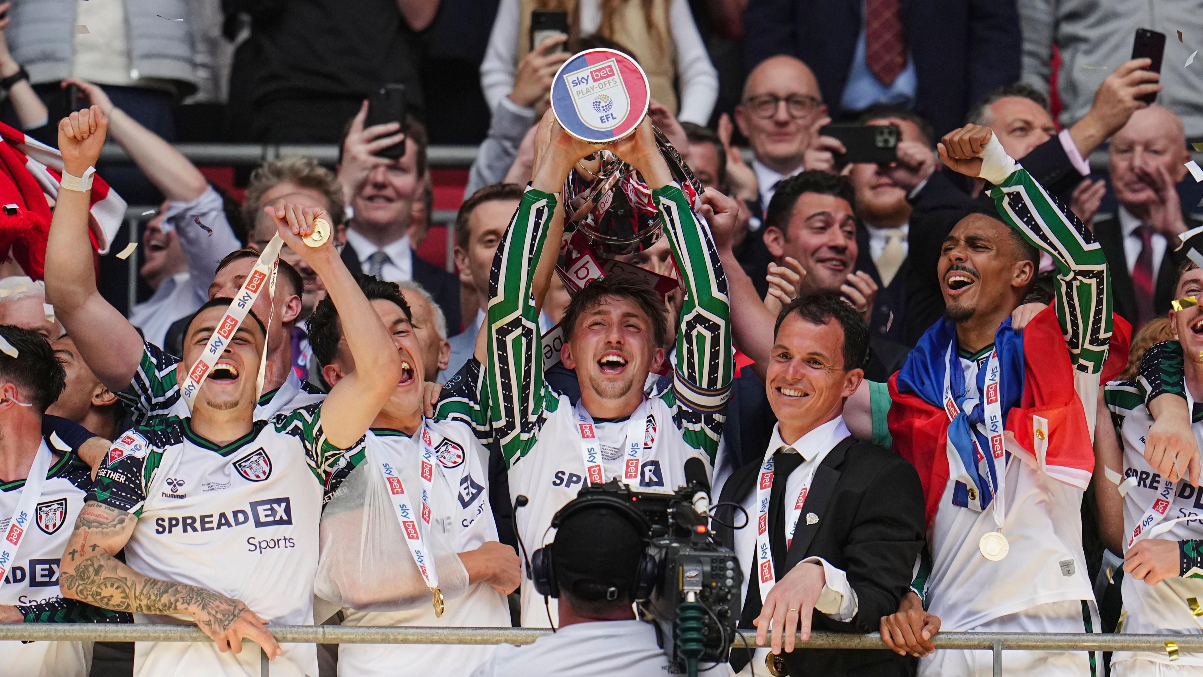Sunderland lift the Championship play-off final trophy in 2025