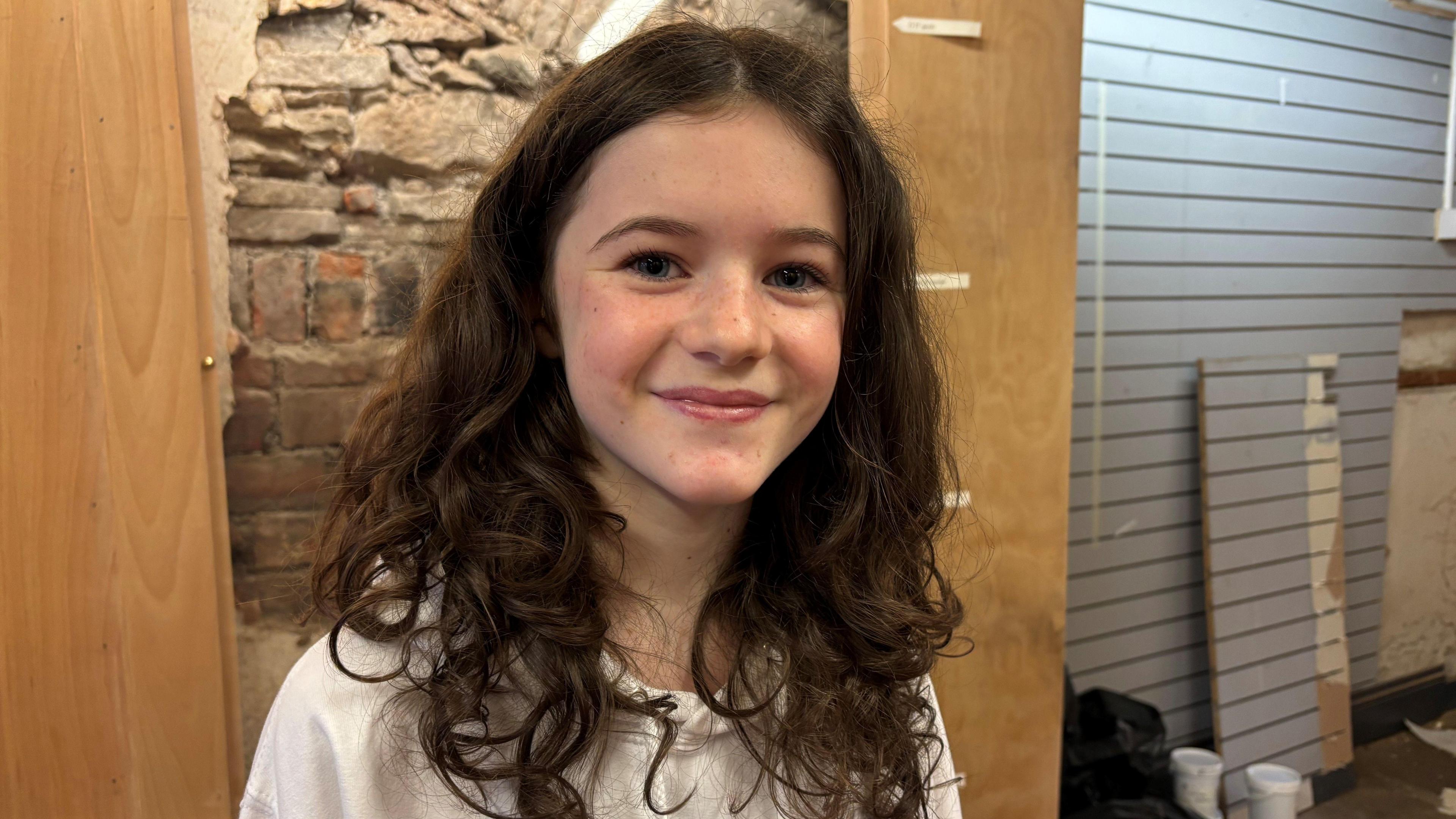 Phoebe yn gwenu ar y camera