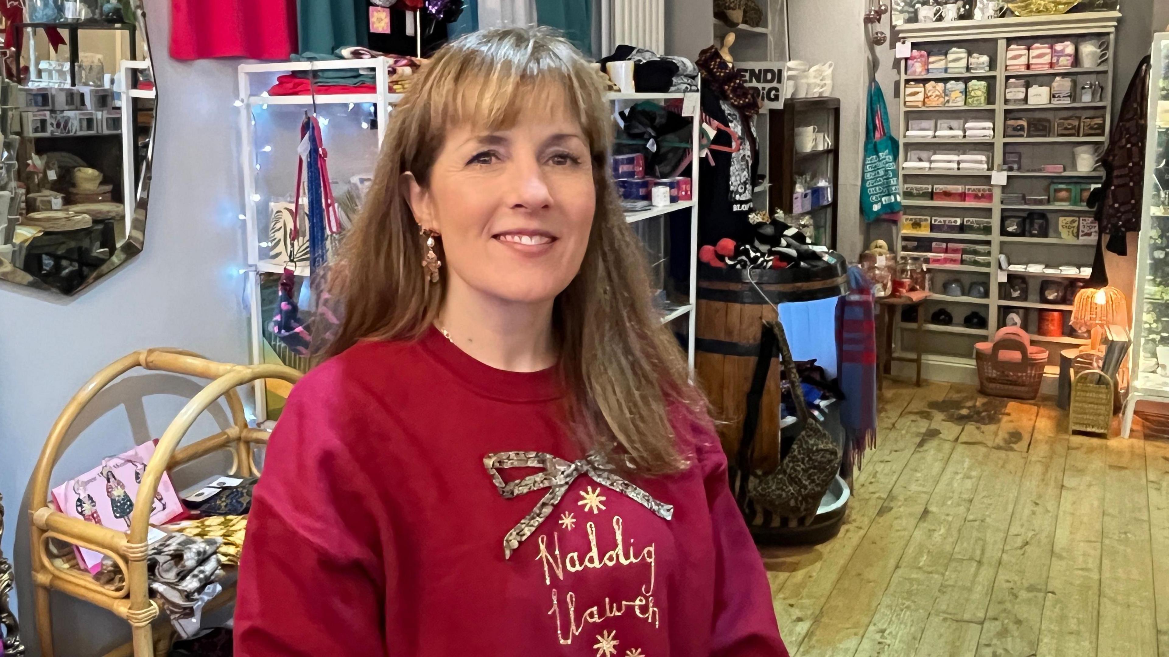 Mae Jennifer Hanlon yn gobeithio denu cwsmeriaid trwy'r drws yn y dyddiau olaf cyn Dolig