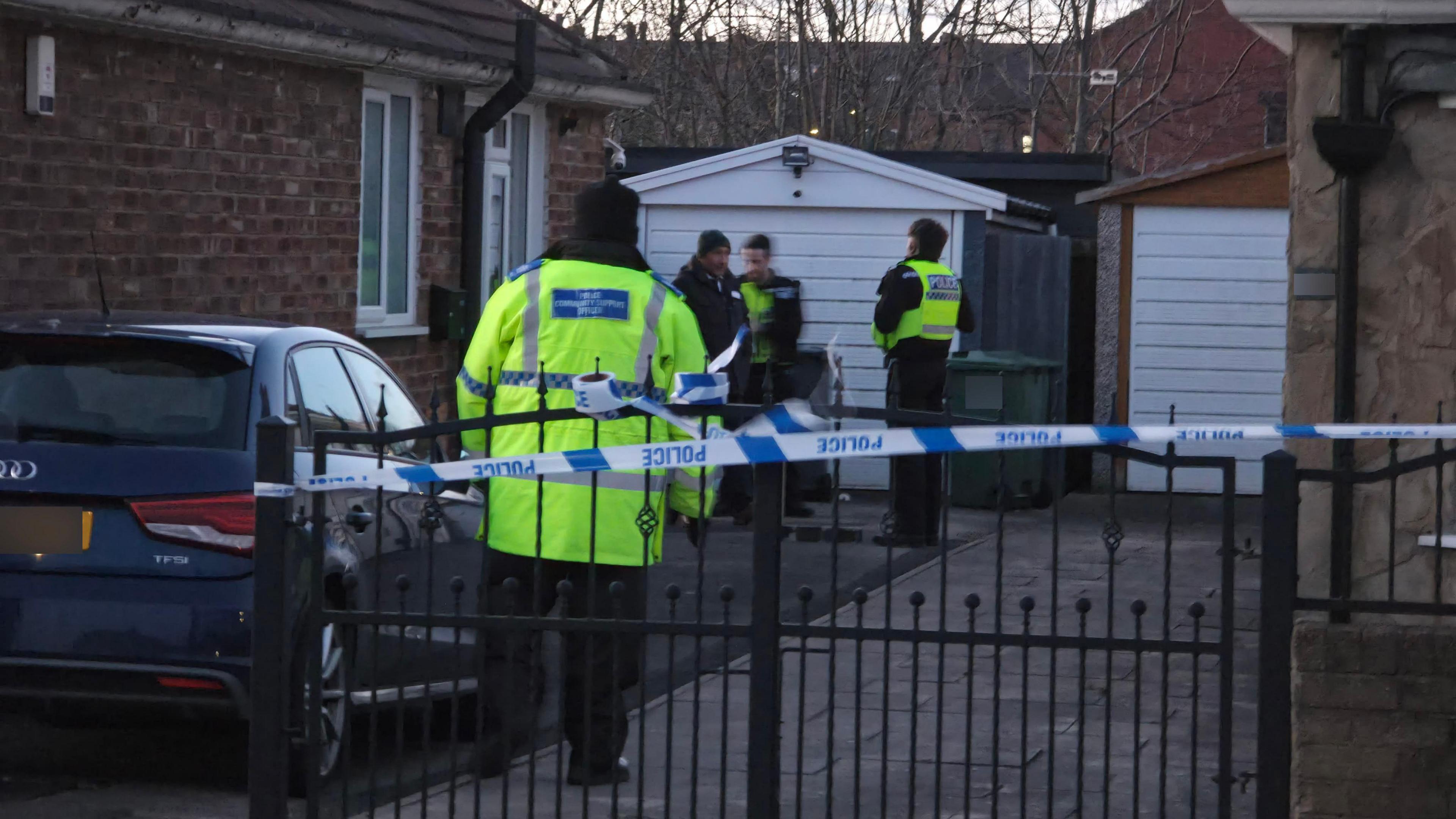 Murder inquiry launched after young woman dies in Leeds - BBC News
