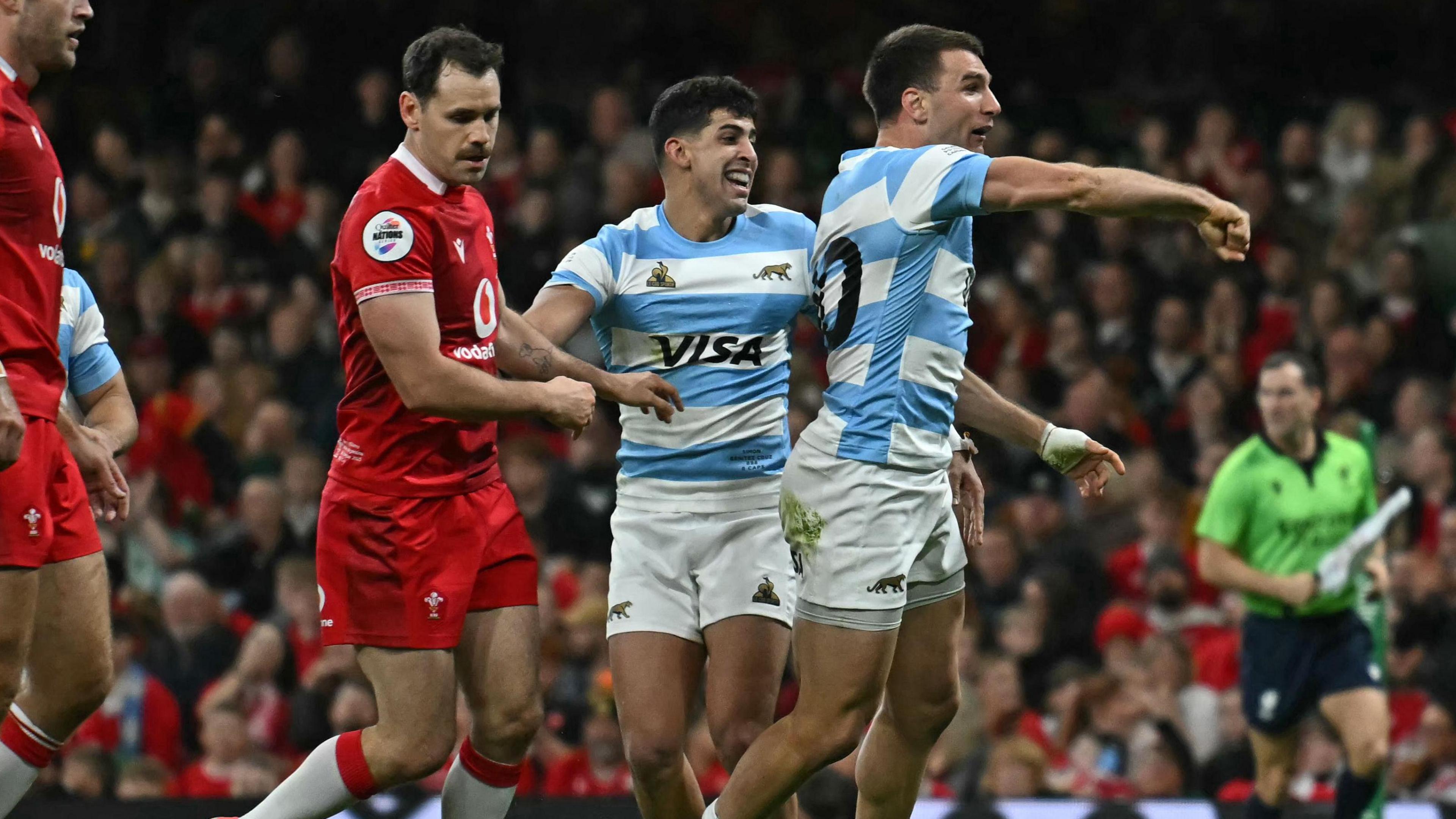 Chwaraewyr Yr Ariannin yn dathlu sgorio un o geisiau'r hanner cyntaf