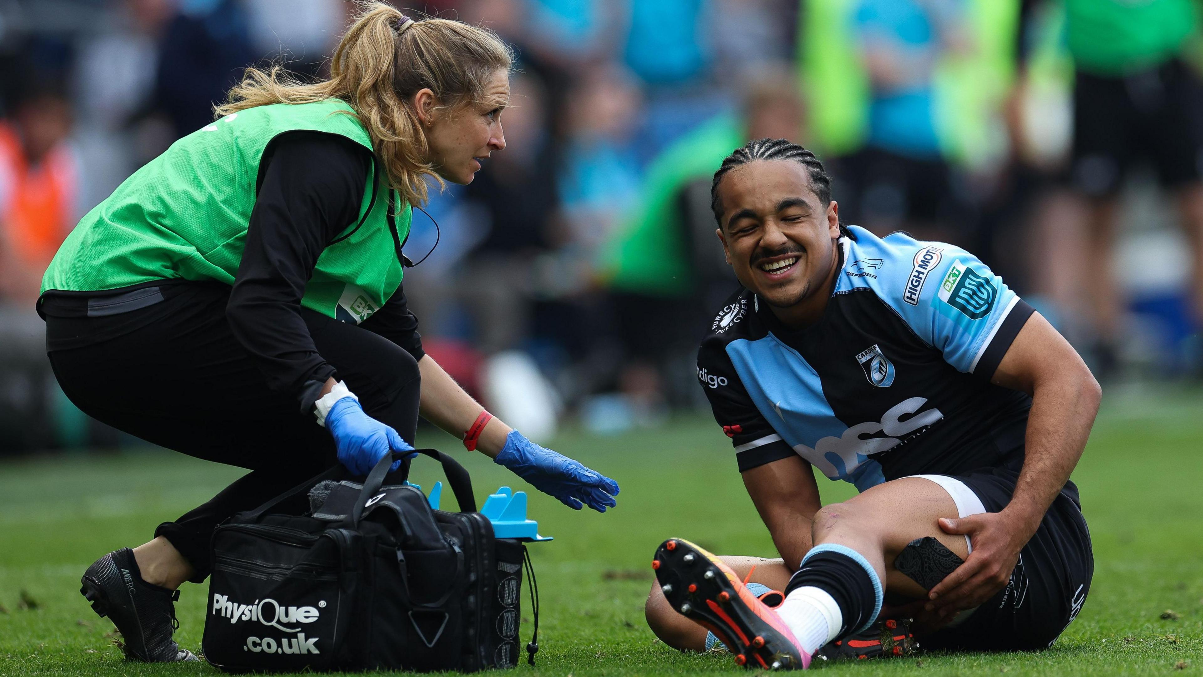 Theo Cabango clutching his hamstring against Ospreys